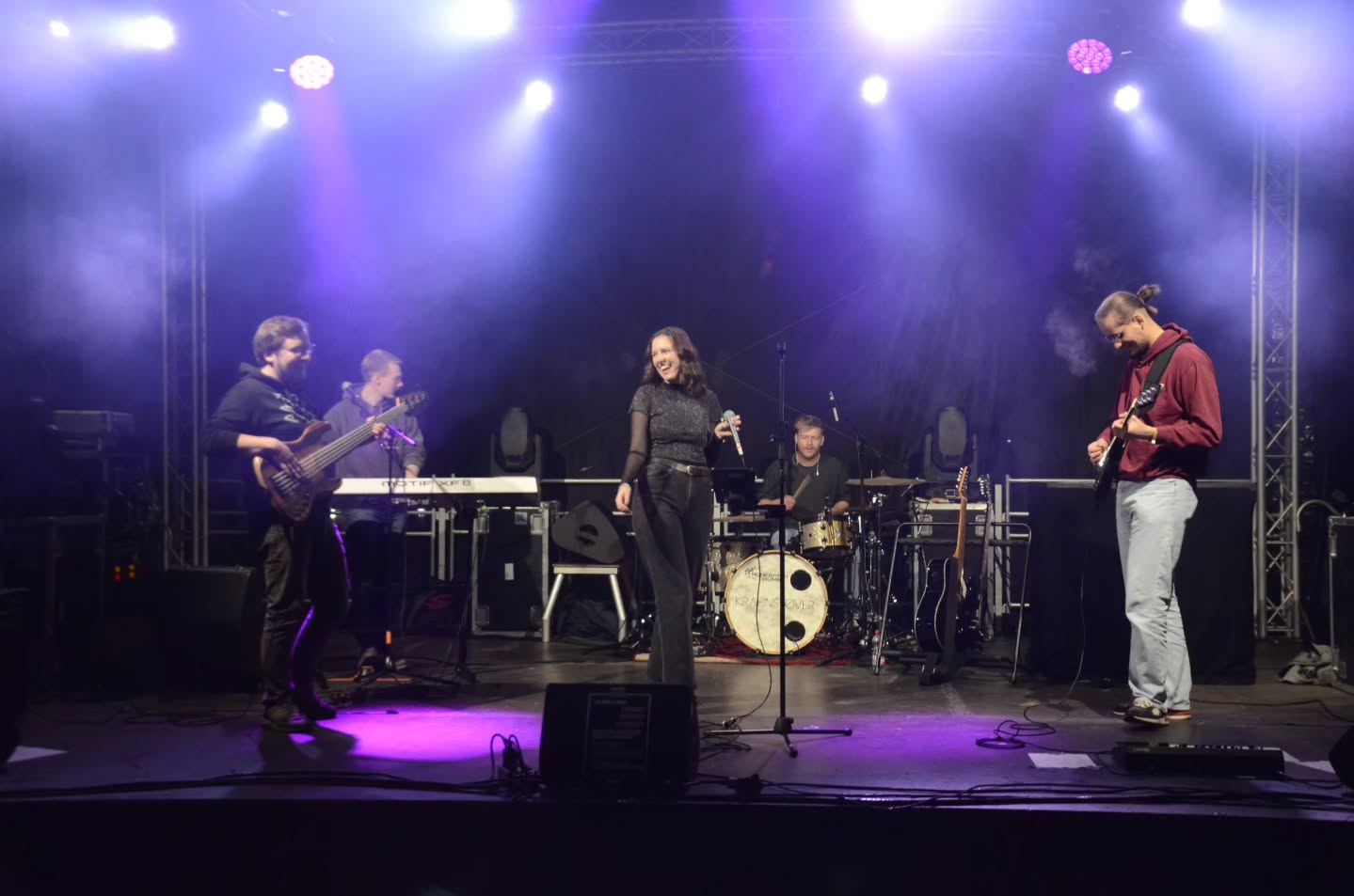 Throwback zur Erstiparty der Hochschule Merseburg vor einem Jahr 🔥🔥
📸@lalalea24
Location @waermi_derclub
#coverband #coverbunt #livemusik #studiparty