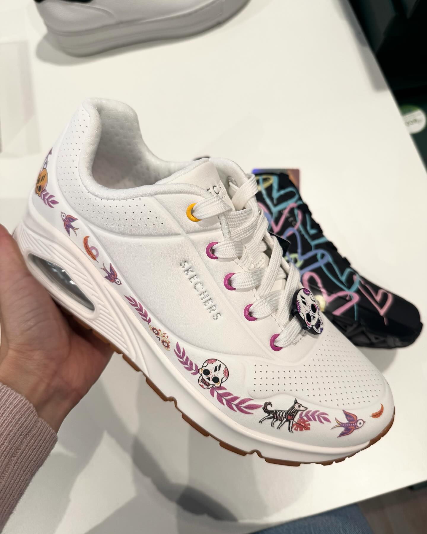 SKECHERS UNO 👟
Die neue Special Edition des beliebten UNO ist da – mit bewährtem Komfort, Air-Cushion-Sohle und einem frischen Look für den Herbst.
Neben dem UNO sind auch weitere neue Skechers Modelle bei uns eingetroffen.
Erhältlich bei
📍 Kampa Schuhe Freising
📍 Schuhhaus Moosbauer Erding
sowie in unserem Online-Shop.
Auf Wunsch auch mit Click & Collect – einfach online bestellen und im Store abholen.
#skechers #skechersuno #specialedition #herbststyle #neuheiten #kampa #schuhhausmoosbauer #freising #erding #komfort #clickandcollect #halloween #halloweenoutfit #halloweeninspo