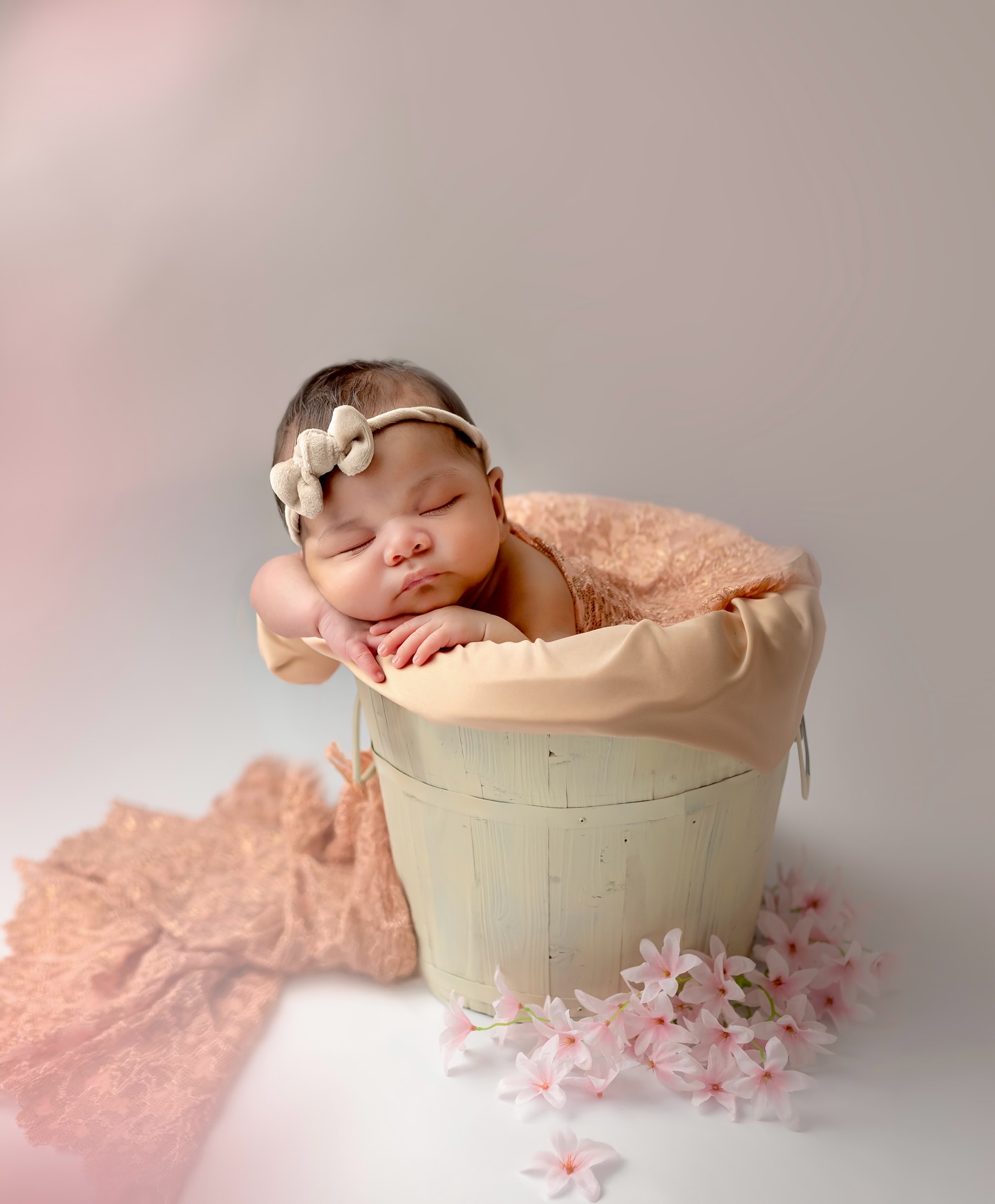 Los primeros días de una princesa… 💖 Las primeras fotitos de Ámbar 🥰
Aunque pensándolo bien, sería la segunda sesión, porque también le tomé fotitos cuando estaba en la pancita 😍 Así que tendrá recuerdos de antes y después de llegar al mundo 🤩
Te recomiendo hacer las fotitos de tu bebé dentro de los primeros 17 días de nacido ☺️
Gracias @justgrand04 y @zeynaaron por dejarme ser parte de estos momentos tan lindos, nos vemos en las fotos navideñas🎄😍
—
#FotografíaDeMaternidad #SesiónDeEmbarazo #SesiónDeReciénNacido #PrimerAñito #sesiondefotos #panama #fotografapanama