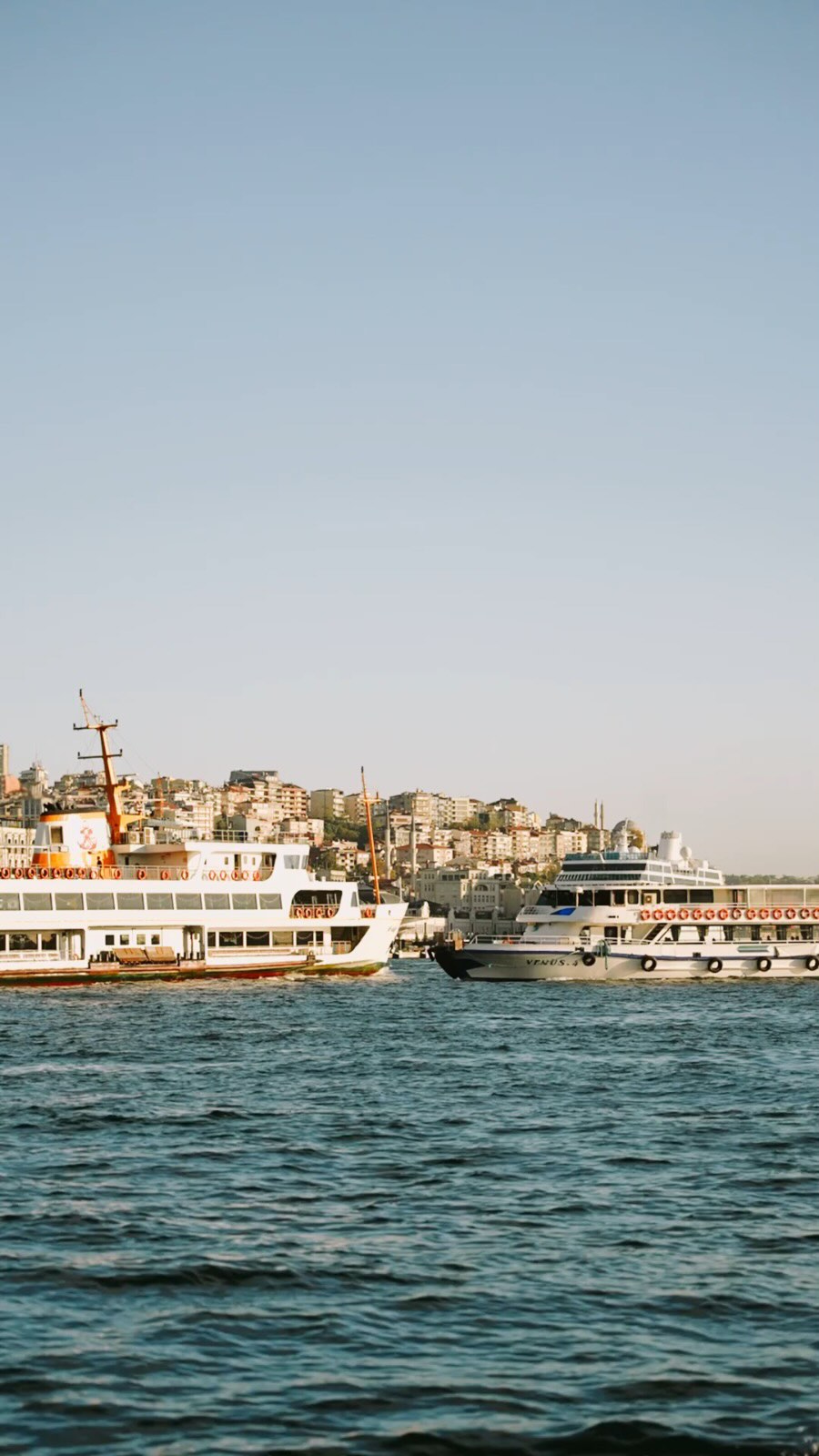 İstanbul by the words: a short reading to get into the rhythm of the city, shared once a month.
#avantgardeurban #istanbul