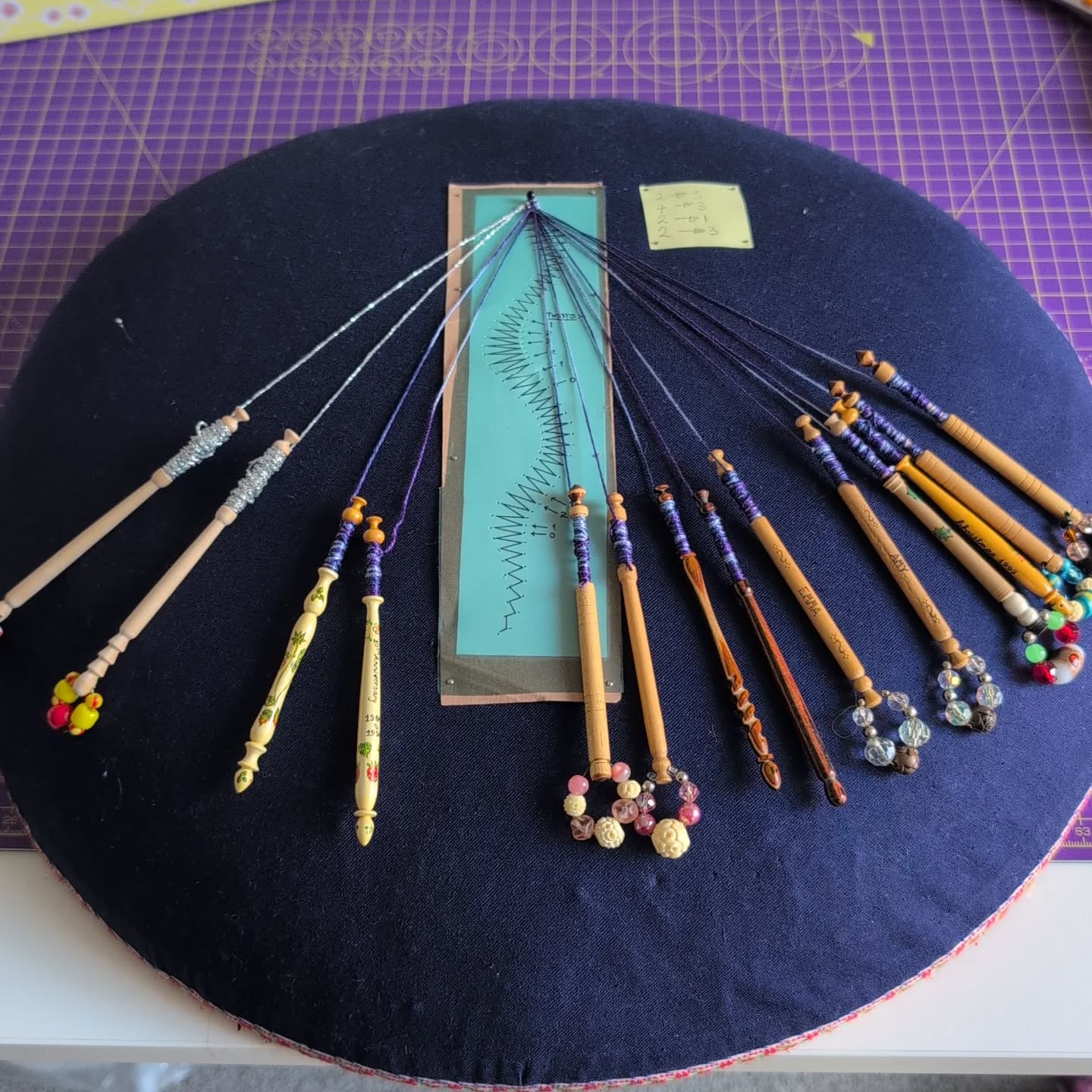 Finally had a bit of time to make a start on the snake bookmark....how wonderful is it going to look in this purple, blue and navy variegated thread from @wonderfilspecialtythread 😍 just need to choose some beads for his eyes! (Problem is there's too many options 🤔🙈)
The silver metallic is @madeirathread I had in my stash.
Now it's set up I can do a little bit at a time between other 'work' things during the week! The post-it is the bobbin lift order for cloth stitch so I don't have to keep looking back in the book 🤣
#lacemaking #wonderfilspecialtythreads #snake #bookmark #madeirathreads #cpd