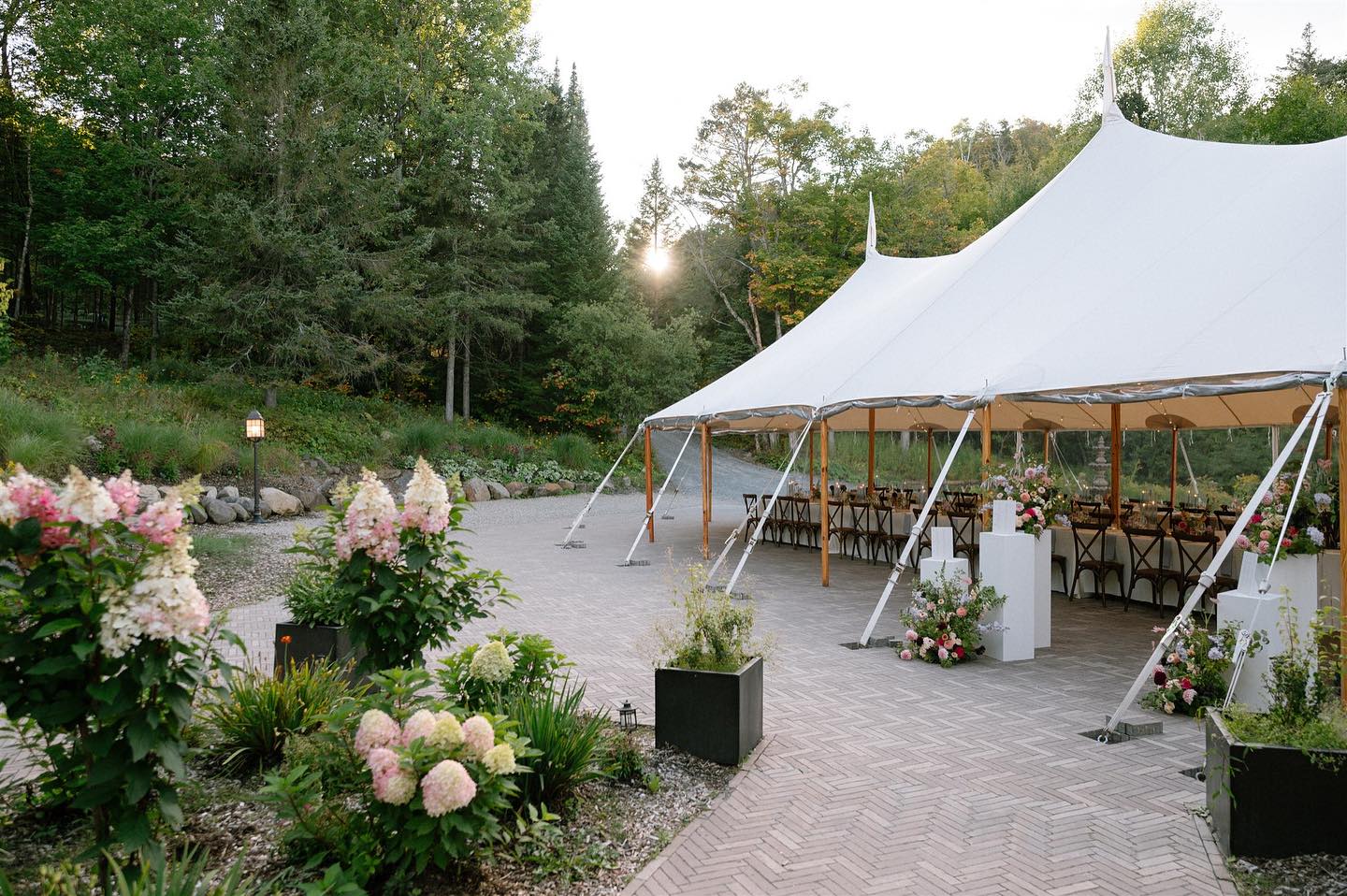 Summer weddings under the tent : elegant, romantic and refined 🤍
Wedding planner: @erikaco.events
Photographer : @lesmariagesdejulia
Videographer : @karafilms
Venue : @manoirdavis
Marquee : @sperrytentscanada
Catering: @hbevenement
DJ : @a1djs
Florist : @ateliercarmel
Rentals: @tenuedesoiree_ @celebrationsgroup
Band : @tuxedo_swing_productions
Makeup : @valerielefebvremua
Hairstyling : @priskaco