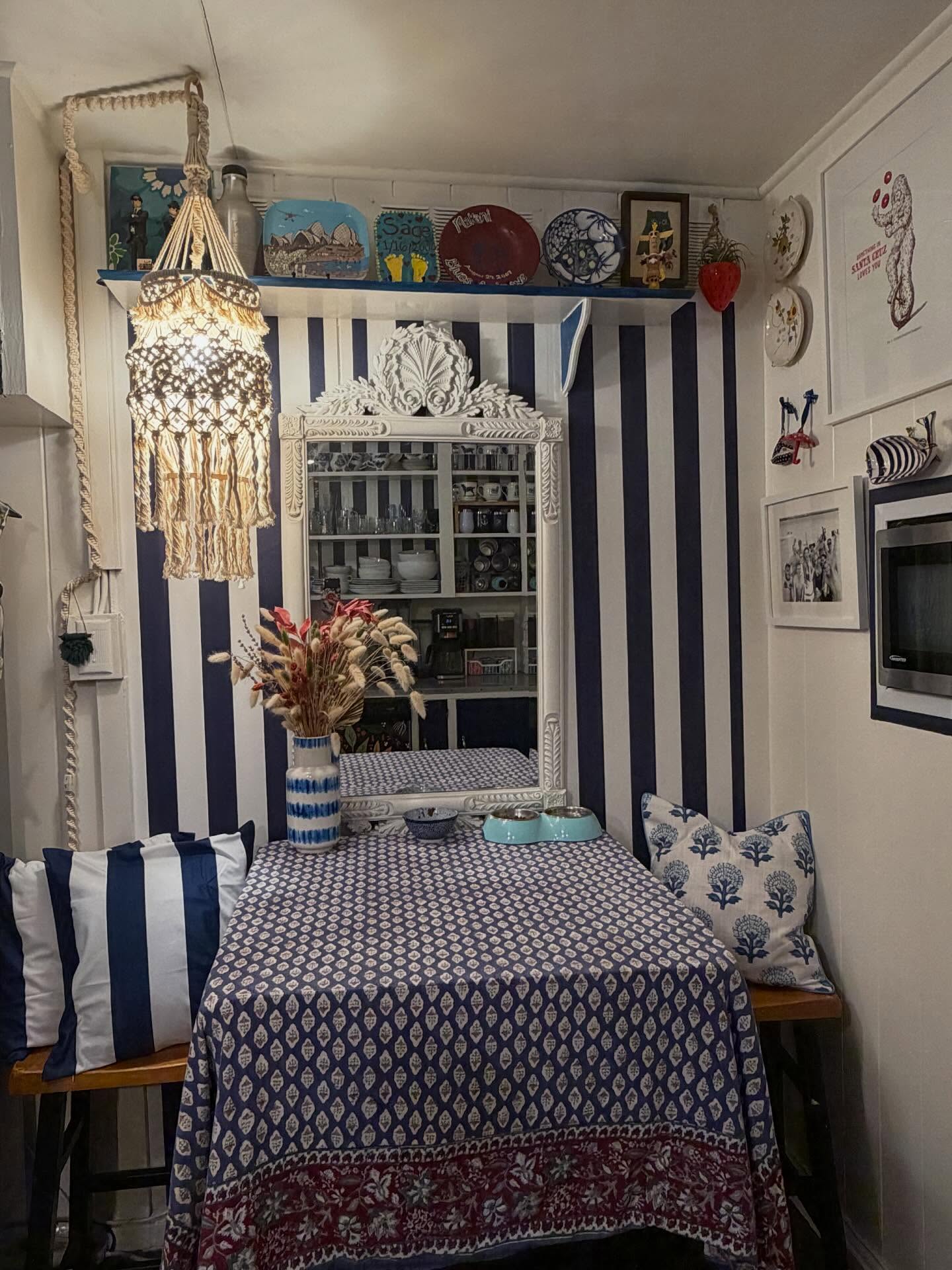 Look I repainted and wallpapered the kitchen! I love it 🥰 The last two pictures are what the kitchen looked like before 🤗