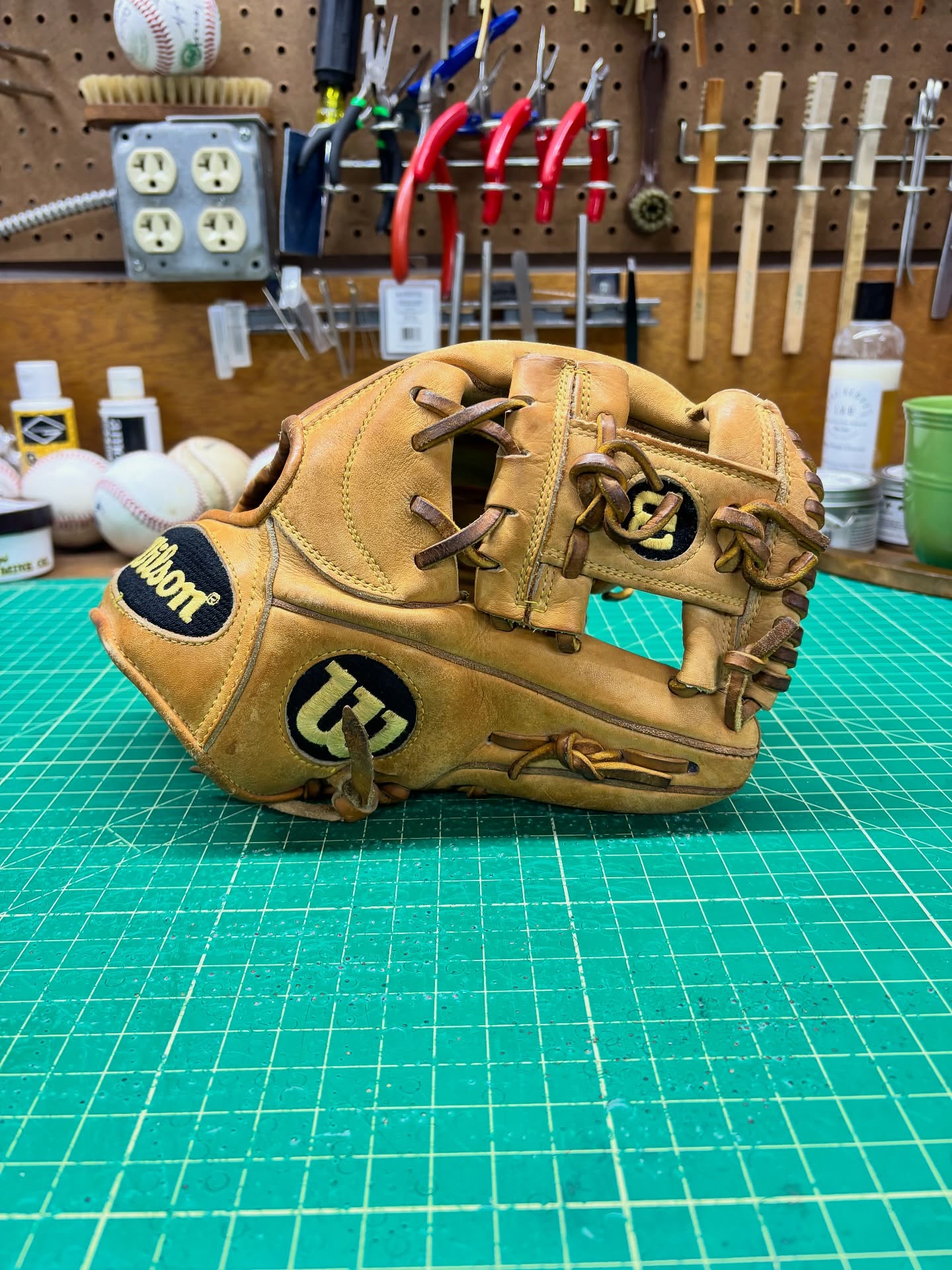 This A2000 H1 is a banger of a glove. Love the dual welting and pinky tag. The leather on this glove is 🔥. Made a replacement pinky loop, orange laces and this glove ready to terrorize the infield 👍👍.
#wilsona2000 #wilsongloves #relacednotreplaced #relacedontreplace #makingyourglovegreatagain #staygrassy #buyfastpitchgloves #coloradoleatherbalm #flatbillbaseball #ballplayersbalm