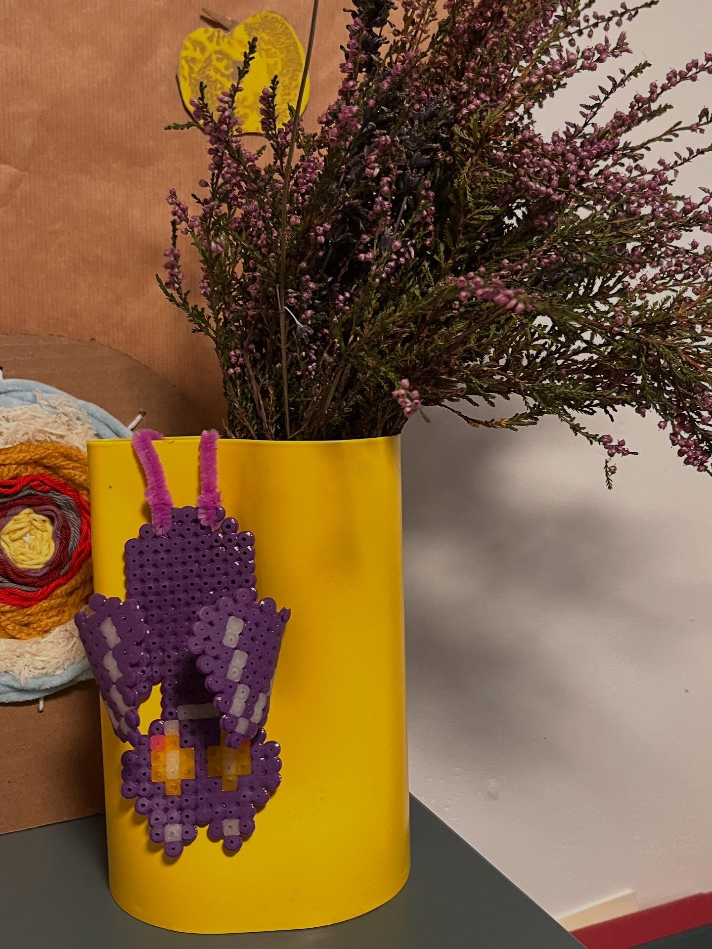 🇬🇧DIY – The Glow-in-the-Dark Bat 🦇
A little bat getting ready to spread its wings and take flight into the night 🌙
Its wings slowly unfold… and in the dark, its eyes and wings glow to light up Halloween ✨
A simple and fun fuse bead craft and perfect to hang up as a decoration in your place.
Materials:
- Bead pattern (free download on my website – link in bio)
- Fuse beads (add a few glow-in-the-dark ones for extra magic)
- 1 pipe cleaner
- 1 bead board (15 x 15 cm)
- Iron
- Baking paper
Step-by-step:
1. Download and print the free pattern from my website.
2. Place it under the pegboard and follow the design with your beads.
3. Iron your creation with baking paper on top. While it’s still warm, gently bend the wings to give them some shape (careful not to burn yourself 🔥).
4. Cut a pipe cleaner in half. Slide them into the two spaces left for the legs and secure them in place.
Once finished, your bat is ready to hang anywhere — glowing softly through the night.
—
🇫🇷DIY – La chauve-souris phosphorescente 🦇
Une petite chauve-souris prête à s’envoler dans la nuit 🌙
Ses ailes se déploient doucement… et dans l’obscurité, ses yeux et ses ailes brillent pour éclairer Halloween ✨
Une création simple à réaliser en perles à repasser, parfaite pour décorer la maison.
Matériel :
- Patron en perles (à télécharger gratuitement sur mon site – lien en bio)
- Perles à repasser (avec quelques perles phosphorescentes)
- 1 fil chenille
- 1 plaque pour perles à repasser (15 x 15 cm)
- Fer à repasser
- Papier sulfurisé
Réalisation :
1. Télécharge et imprime le patron depuis mon site.
2. Glisse-le sous la plaque et place les perles selon le modèle.
3. Fixe les perles au fer à repasser avec le papier sulfurisé. Quand la création est encore tiède, plie délicatement les ailes pour leur donner du mouvement (attention à ne pas te brûler 🔥).
4. Découpe en deux un fil chenille. Glisse-les et fixe-les dans les deux espaces prévus pour faire les pattes.
Une fois terminée, ta chauve-souris pourra se suspendre où tu veux, prête à illuminer la nuit.
—
#defidesmainscreatives #hamabeads #panduro #inspireuswithyourplay #pysselinspo #pysseltips #halloweencrafts