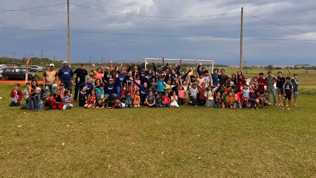 SINDMASSA MS Apoia Iniciativa de Solidariedade no Dia das Crianças!🎉💪
O SINDMASSA MS teve a honra de participar de um evento emocionante neste Dia das Crianças, que levou alegria e esperança para a Comunidade Nossa Senhora das Graças no Assentamento Santo Antônio e regiões vizinhas.
A iniciativa foi promovida pelo grupo de voluntários SOU + BELLO, que organizou uma celebração repleta de amor e carinho para os pequenos.
O Diretor Silvanei Cardim representou o SINDMASSA MS no evento, reforçando o compromisso da instituição com as ações sociais e o bem-estar da comunidade.
"É gratificante ver a união de tantas pessoas em prol de um propósito tão nobre. O sorriso de cada criança é a maior recompensa", afirmou Cardim.
Agradecemos a todos os voluntários, parceiros e colaboradores que tornaram este dia inesquecível.
Acreditamos que a união e a solidariedade são fundamentais para construir um futuro mais justo e promissor.
#SINDMASSAMS #DiadasCrianças #Solidariedade #Comunidade #AçãoSocial #SouMaisBello #AssentamentoSantoAntonio #SilvaneiCardim #sou+Bello #BelloAlimentos