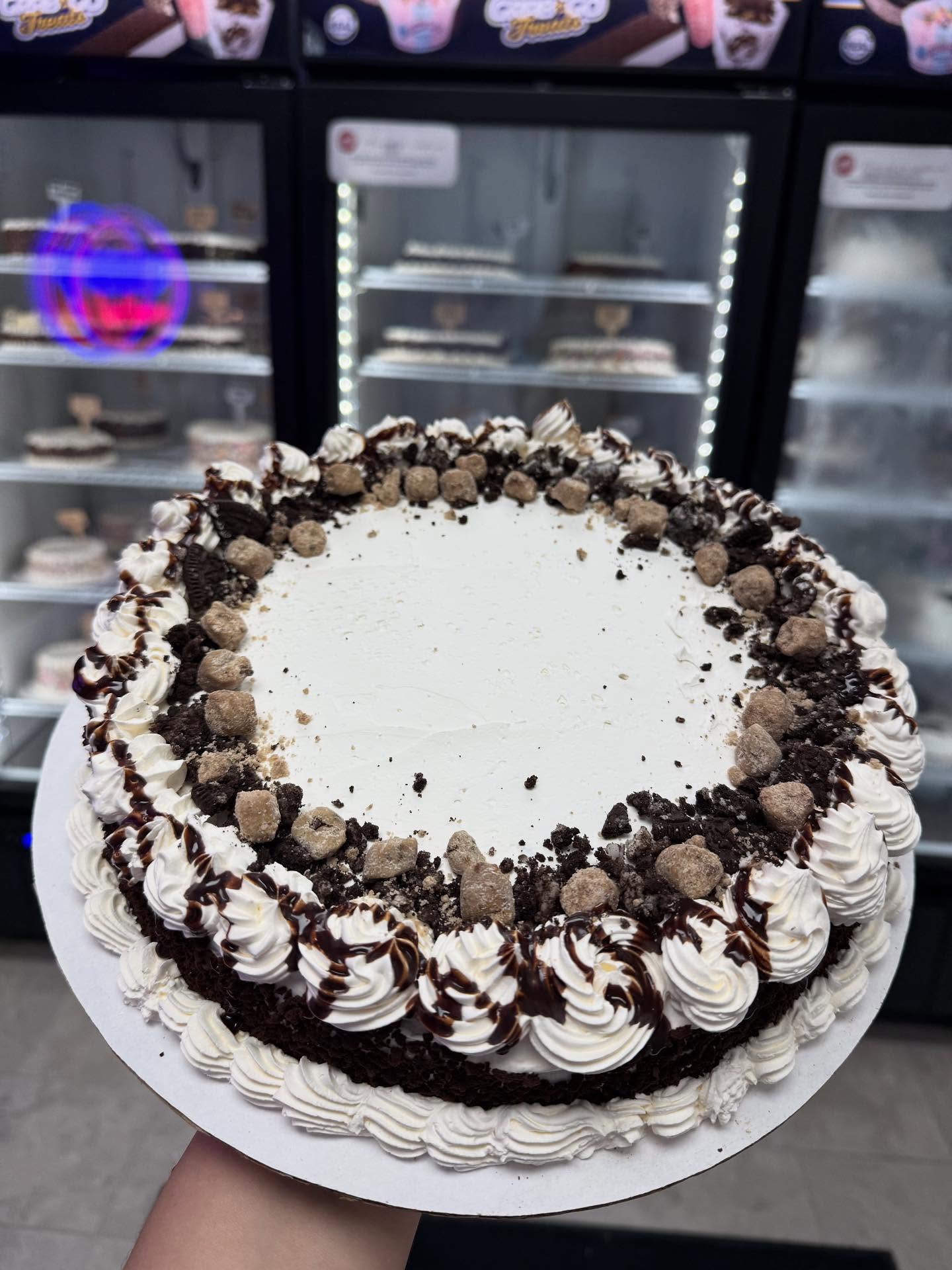 Cookie Doughlicious Ice Cream cake topped with Oreos, Cookie Dough and a chocolate drizzle.
📍1648 Great Neck Road Copiague, NY 11726