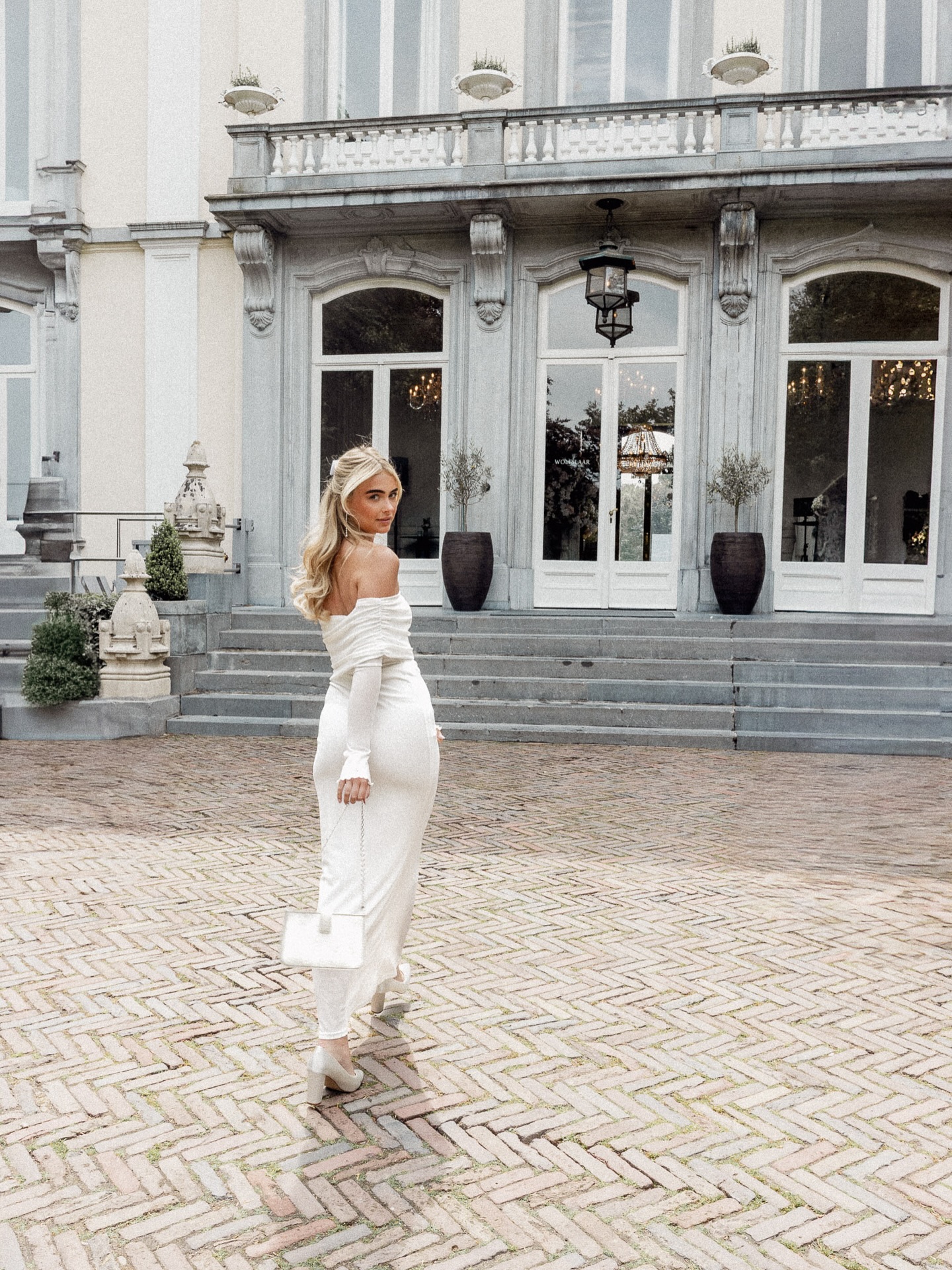 Still not over this day with @shoestories and gorgeous @juliaabuijs ✨
The perfect location, the most beautiful girls and a little bit of magic, because even though rain was forecasted all day, the sun decided to join us.
We captured the most dreamy bridal moments outside, and honestly… can someone pinch me? 🤍
#storiesandstudios #fashionphotography #fashionvideography #photographer