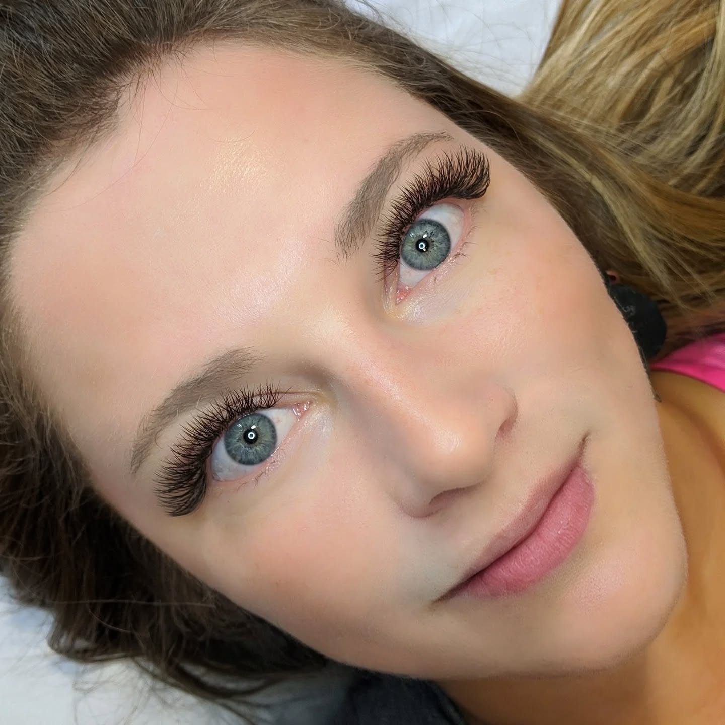 Nothing beats that first look in the mirror after a fresh set 😍
#winnipeglashes #hybridlashes #lashextensions