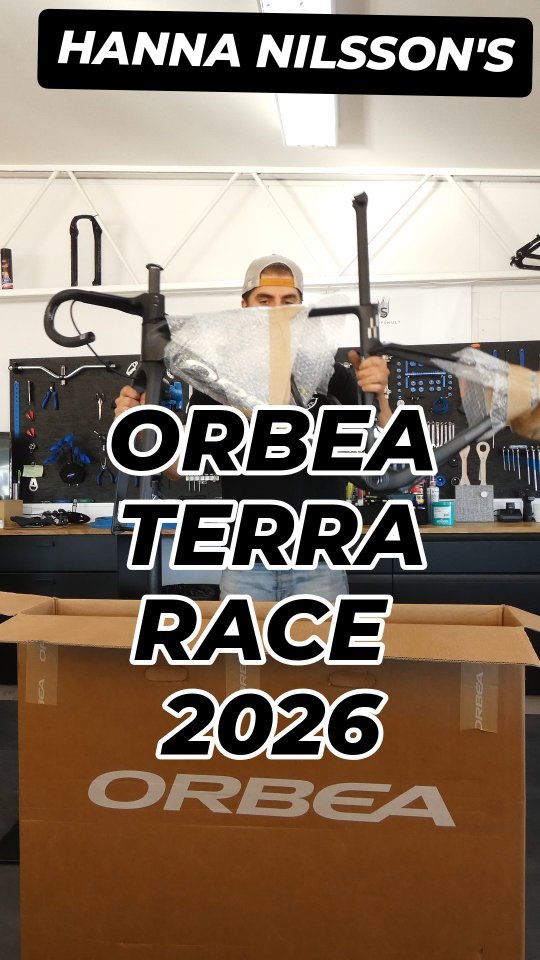 En riktigt speciell cykel för en riktigt speciell atlet. 🚴♀️✨
För proffscyklisten Hanna Nilsson fick vi bygga denna unika Orbea Terra Race 2026 – och det här är ingen vanlig cykel: Det är den allra första XS-ramen som någonsin har lämnat Orbeas fabrik. 🖤
Ramen är specialanpassad för att ge mer plats för bredare däck – perfekt för Hannas kommande gravel-tävlingar på högsta nivå. Och det bästa av allt: den här färgen finns inte att köpa. En verklig unik skapelse, byggd för prestanda, stil och personlighet.
Vi är otroligt stolta och tacksamma över att ha fått möjligheten att bygga den här speciella cykeln – en cykel som är lika unik som sin cyklist. 💪
#OrbeaTerra #HannaNilsson #ProCyclist #GravelRacing #CustomBuild #UniqueBike #Orbea2026 #BikeBuild #ProudMoment #cykelcenter
🙏🏻
@hhannanilssson
@orbea_road
@orbea
@oquo.wheels
@shimanogravel
@shimanoroad
@orangesealed