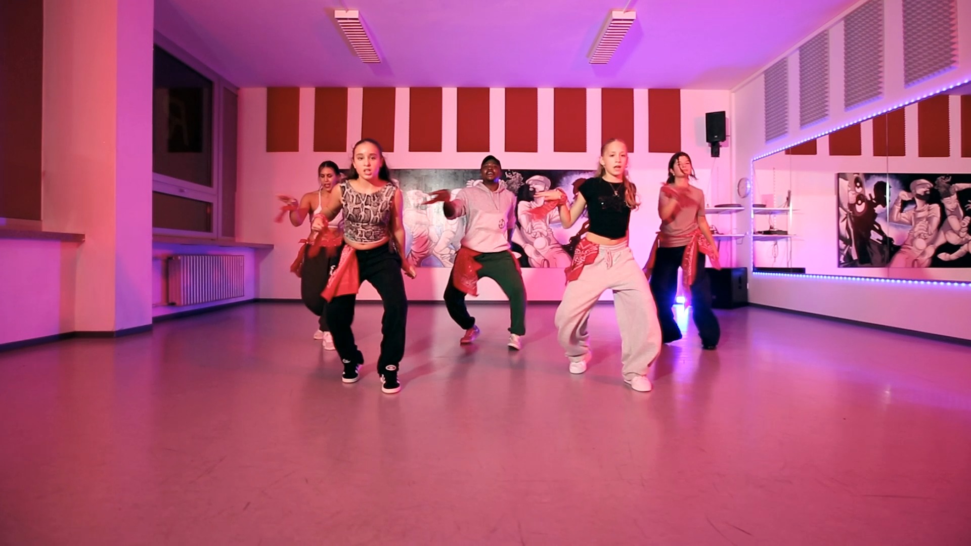 Letzte Woche in Afro mit Fabrice @mbamlevidance.officiel
*
Wer Zeit und Lust hat, darf morgen um 19:30 Uhr (90 min) zu einer kostenlosen Probestunde vorbeikommen. Wir freuen uns auf euren Besuch!