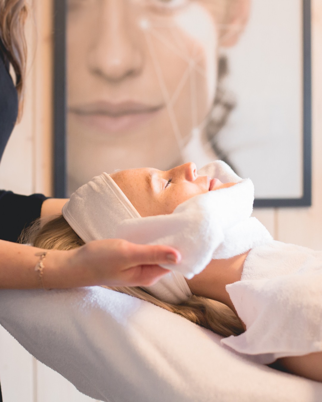 Dagelijks krijgt onze huid te maken met stress, vervuiling & vermoeidheid. Een 𝗴𝗲𝗹𝗮𝗮𝘁𝘀𝘃𝗲𝗿𝘇𝗼𝗿𝗴𝗶𝗻𝗴 is meer dan een me-time moment. Het is een volledige reset voor je huid 🌿
En laat de herfst daar nu net het ideale seizoen voor zijn, heerlijk genieten in een verwarmde behandelzetel onder een zacht dekentje van een gelaatsverzorging met gelaat- en schoudermassage, afgestemd op jouw huidconditie 🍂
Boek je verzorging online via de website.
#gelaatsverzorging #beautybyeline #skin #skinhealth #skincare #skincareroutine