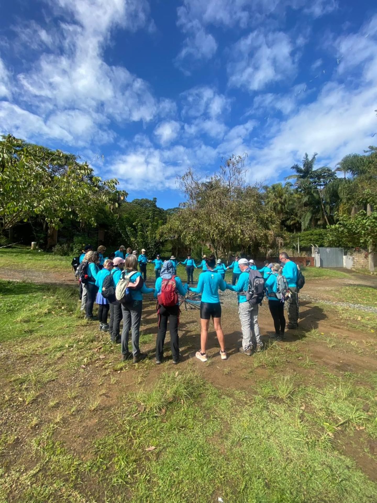 Etapa 2 do Caminho da Ilha 2025 - Saída da Caieira da Barra do Sul até Pantano do Sul - distância 15 km em 6h30. Amanhã tem mais. 👣👣🥾🤗👏👏