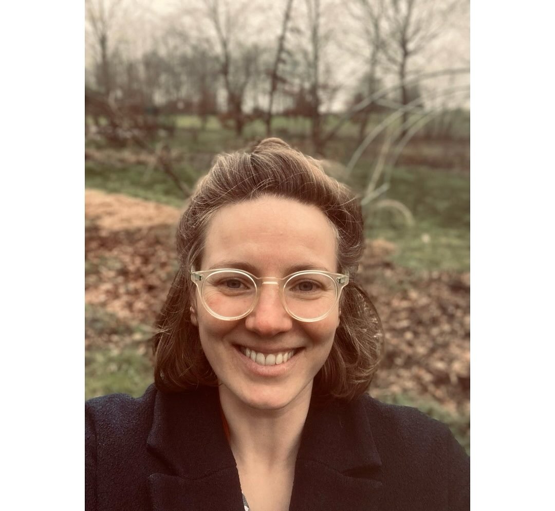 « Si tu peux respirer, tu peux pratiquer le yoga. »
Venez essayer le yoga, même si vous n’êtes pas souple, si vous pensez être trop âgé, trop occupé ou trop fatigué, ou peut-être si vous pensez être impatient ou que le yoga n’est pas fait pour vous. Vous pourriez être surpris.
C’est pas trop tard de commencer ! Venez comme vous êtes!
Séances des yoga avant les vacances scolaires, oui, déjà?!
Demain (Mercredi )
Broons 18h et 19h30 / remplacement
Jeudi
Pluduno 9H30
Dinan 19h / remplacement
Vendredi
Broons 10 h et 11h30
Je vais être occupée à coudre les coussins de relaxation pour vous pendant les vacances. Merci pour toutes vos demandes jusqu’à présent, continuez à m’en envoyer 💫✨
Reprise des cours le 3 novembre, lundi à St.Meloir des Bois, 16h15 et 19h. ! Hâte de vous revoir ou vous rencontrer.
Much love, Evi
La citation et des mots inspires par Rachael @yogawithrachael_brighton , une personne adorable et également professeure de yoga, merci!
__
Eva Cmarova (Evi Sola Yoga)
Professeur diplômée de Yoga (Adultes/ Enfants)
www.evisolayoga.com
07.74.88.72.18