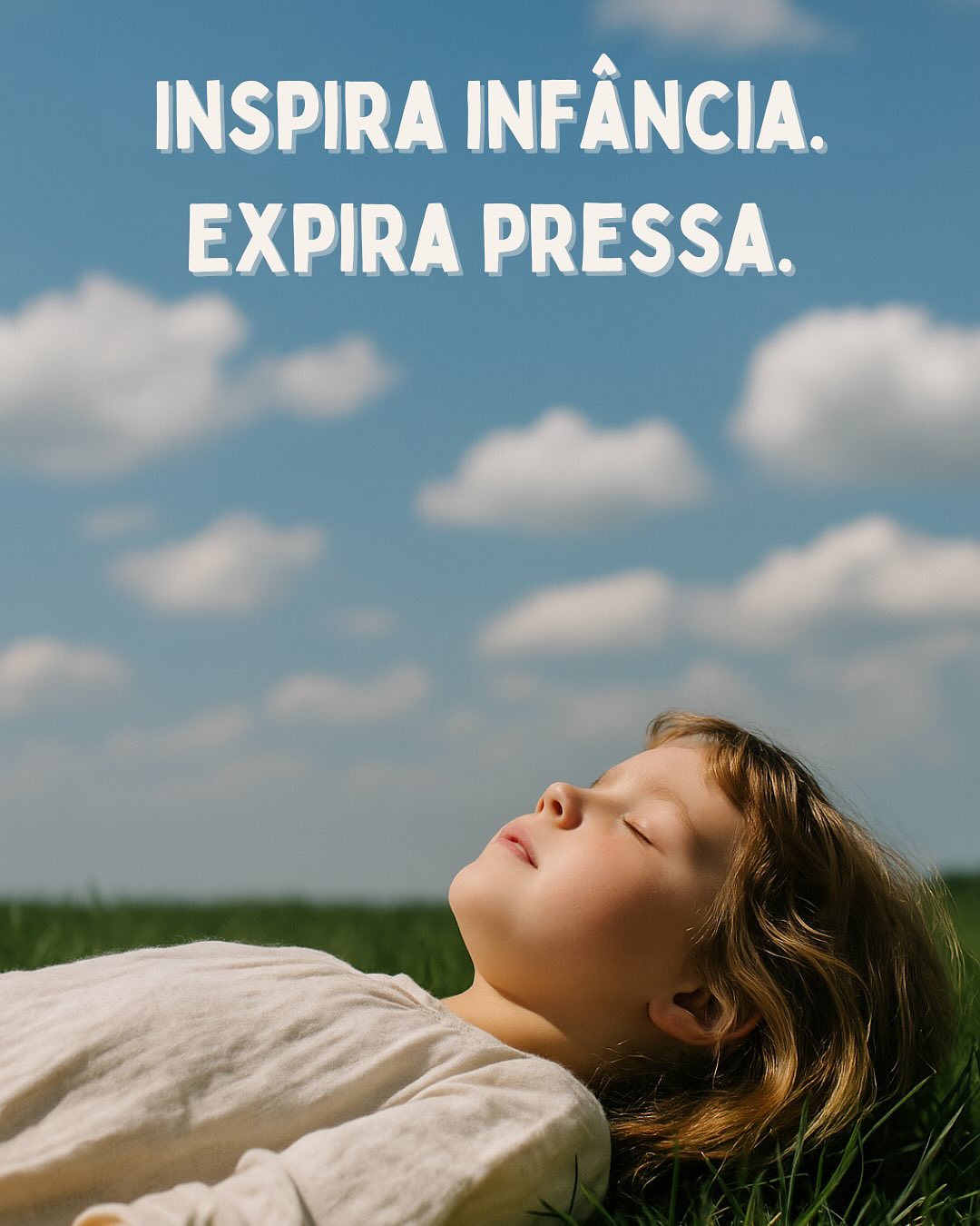 Vivemos numa era de hiperestimulação constante. Salas cheias de estímulos, rotinas apressadas, transições sem tempo para respirar. E no meio de tudo isto, esquecemos uma das ferramentas pedagógicas mais poderosas: o silêncio/a pausa.
A neurociência é clara: o cérebro precisa de pausas para consolidar aprendizagens. Quando sobrecarregamos o sistema nervoso da criança com estímulos contínuos, ativamos o modo “sobrevivência” e, nesse estado, não há aprendizagem, há apenas reação.
O silêncio não é ausência. É presença.
É dar tempo ao cérebro para integrar, ao corpo para autorregular, à criança para simplesmente SER.
A Pedagogia Waldorf compreendeu isto há mais de 100 anos: os ritmos respiratórios do dia (expansão-contração), os momentos de pausa consciente, o respeito pelo “tédio criativo” que antecede o brincar profundo. A Pedagogia Waldorf é mestra na arte do invisível porque sabe que educar não é apenas o que fazemos, mas também o que não fazemos.
Quando permitimos o vazio, criamos espaço para:
✨ A autorregulação emocional
✨ A criatividade genuína
✨ A escuta interior
✨ A atenção plena
O silêncio estrutura. O ritmo sustenta. A pausa educa.
Isto é Pedagogia do Invisível: aquilo que não se vê, mas que sustenta tudo o resto.
💬 Já reparaste que as crianças ficam mais criativas quando “não há nada para fazer”? Partilha a tua experiência nos comentários.
