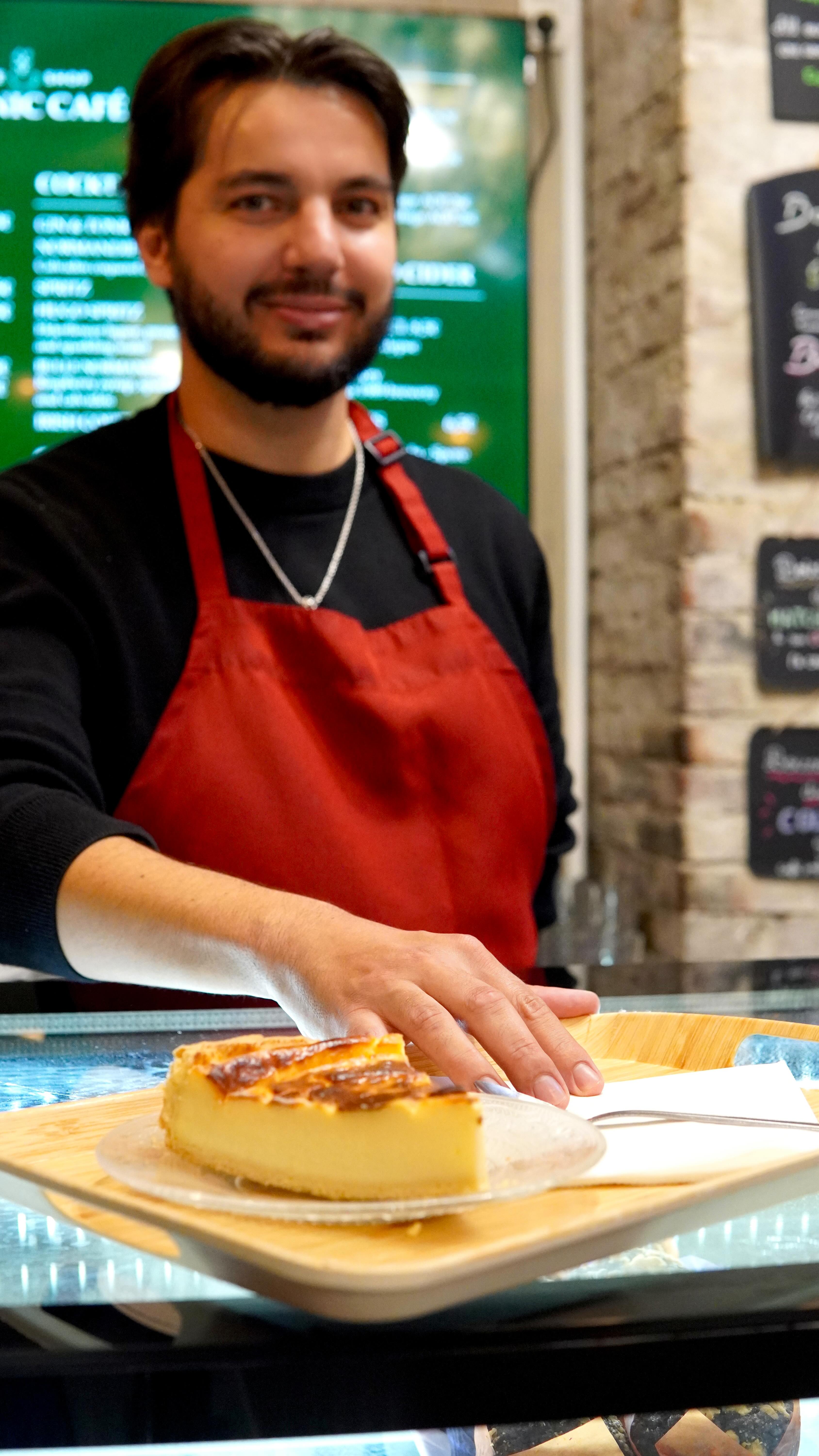 Le flan pâtissier : la valeur sûre. 🍰
Il est à la carte toute la saison au Botanic Café 🌺
Avec la participation de la star @don.menad 🎬
#giverny #normandie #givernyfrance #normandietourisme #eure #givernymonet #normandiemylove #givernygarden #givernygardens #lacapucinegiverny #coffeeshop #bakery #patisserie #frenchpastries #patisseriefrançaise