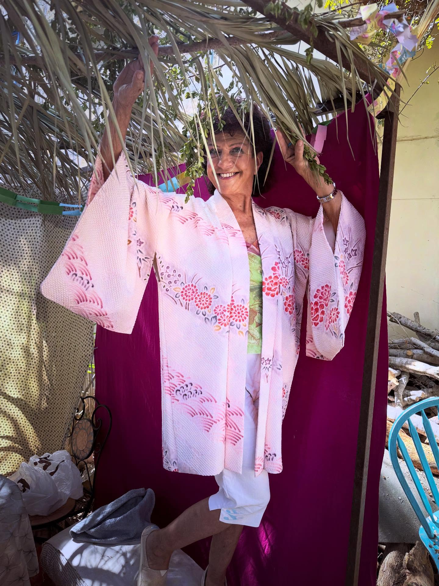 רולנדה באווירת חג @rolanda.chagrin
#kimono#kimonostyle #japan #shibori#קימונו #קימונומעוצב #קימונו #יפן #עיןהוד #וינטגישראלי