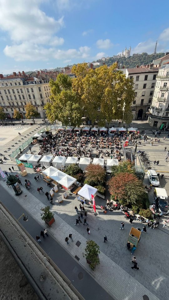 LYON BRADERIE FESTIVAL- FOOD COURT 2025 🍫🎉
🙏🏻 Un immenso merci à tous pour votre passage sur notre stand lors du Lyon Braderie Festival cette année !
♥️ Ce fut un véritable plaisir de retrouver nos clients fidèles et de faire de nouvelles rencontres dans une ambiance festive et conviviale.
🌟 Votre présence a illuminé notre week-end et a rendu ces moments encore plus spéciaux.
💻Un grand merci également aux organisateurs du @mypresquile pour leur travail exceptionnel !
On se retrouve très vite en boutique pour continuer à partager gourmandise et bonne humeur. 🍫❤️
#LyonBraderieFestival #patisserie #festival #Lyon #lyonfoodies