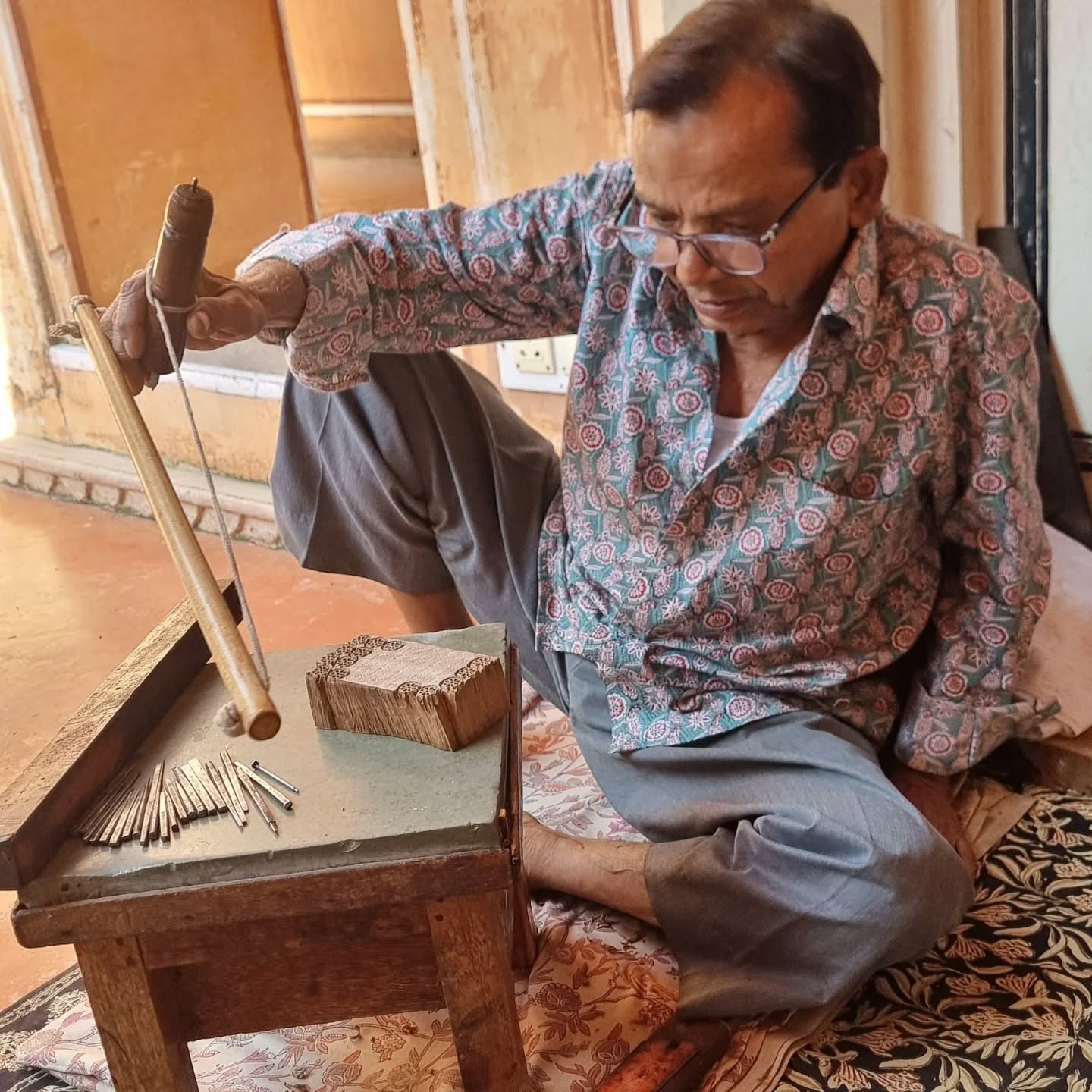 Block carving at the Anokhi Haveli, Jaipur. The hand drill made from rope and wood was ingenious.
@anokhimuseum
#blockprinting
#indiantextiles
#woodblockcarving
#textiletraditions