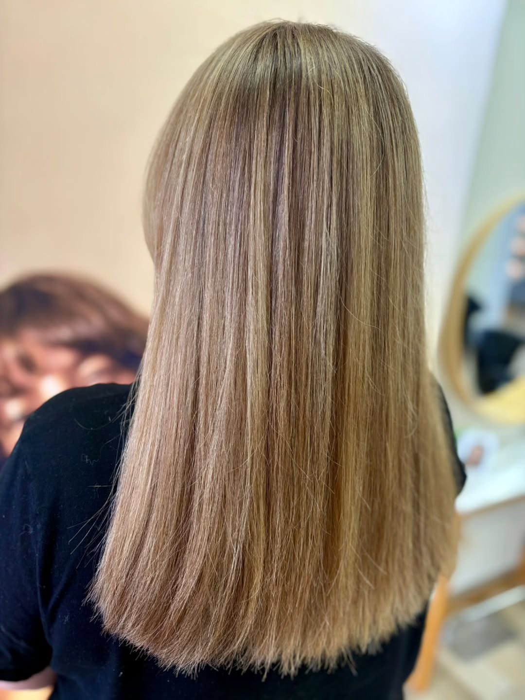 Quoi de mieux qu'un bel éclat sur sa chevelure? 😜
Lumière, brillance, nuance le combo parfait pour cet ombré 👌
Une envie? Un souhait? N'hésitez plus, venez confier votre chevelure dans nos mains expertes
L'esprit Coiffure
Du mardi au samedi non stop
03.21.76.13.60
www.espritcoiffure.fr