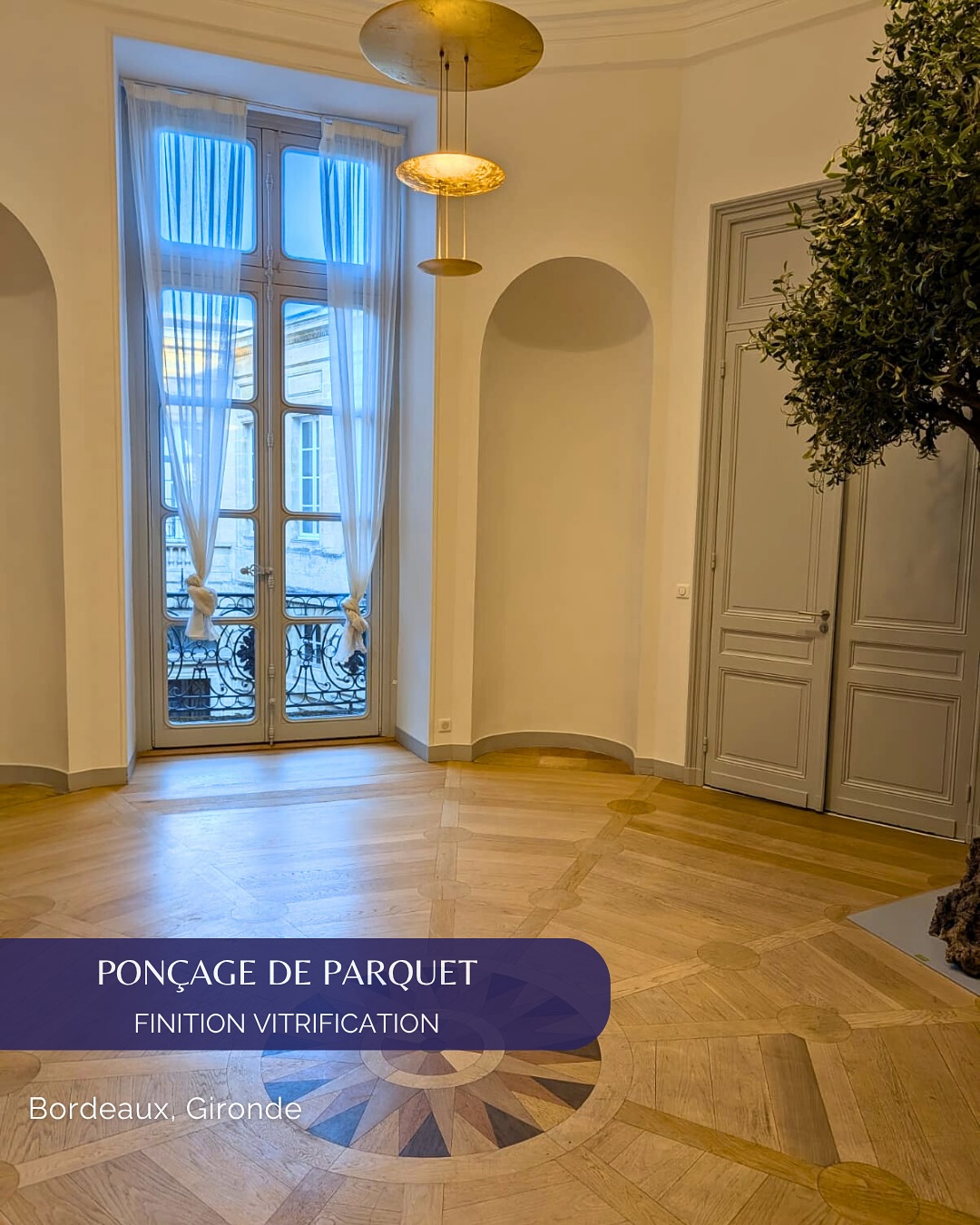 Rénovation d’un superbe parquet ancien au cœur de Bordeaux 🪵
Parquet D’argent est intervenu dans une banque bordelaise pour un ponçage complet et une vitrification soignée, redonnant tout son éclat à ce sol plein de caractère.
Résultat : un parquet lisse, lumineux et protégé pour de longues années !
Un chantier réalisé en sous-traitance pour @arbao_33 , avec le même soin et la même exigence que pour nos propres projets.
📍 Intervention à Bordeaux, en Nouvelle-Aquitaine.