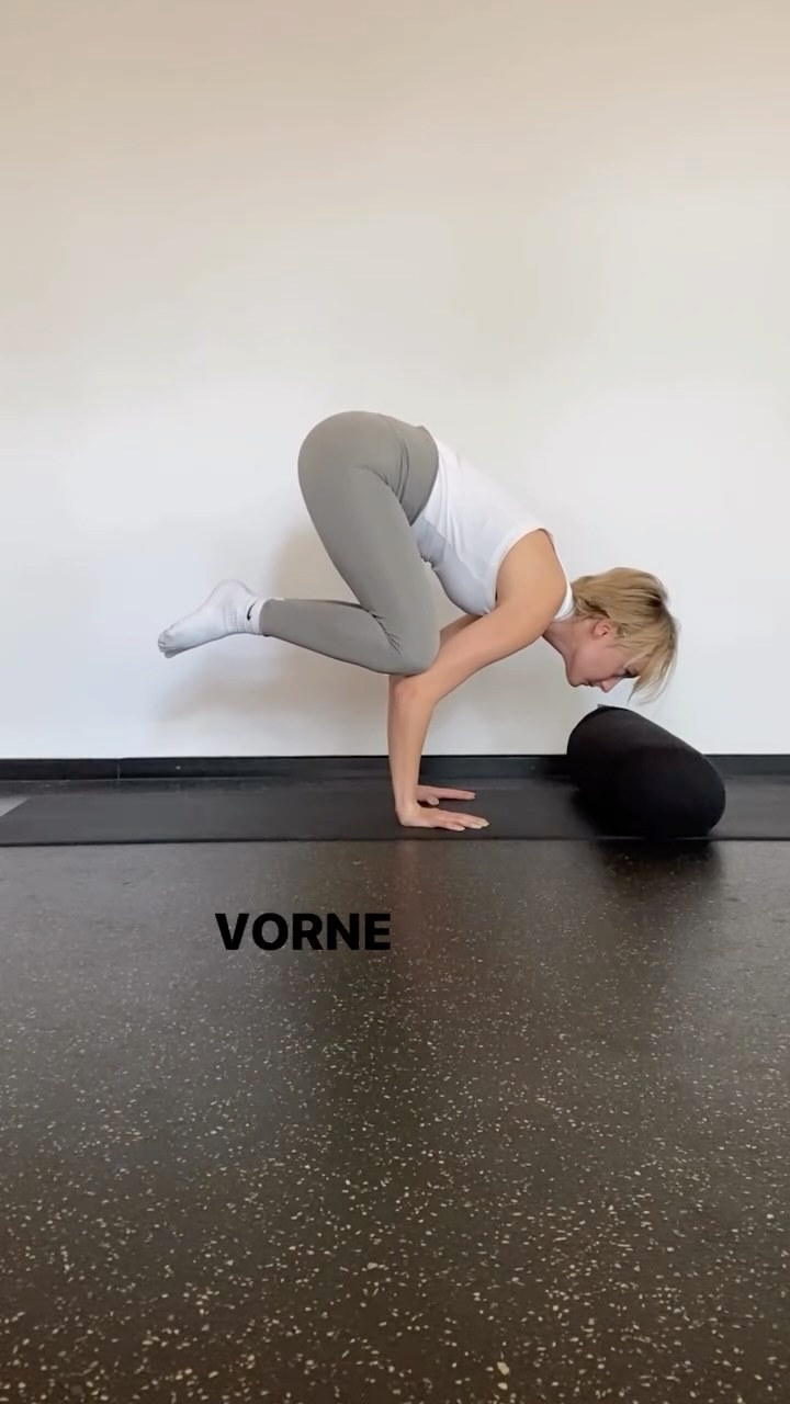 Bakasana in 3 Bewegungen aufzuteilen, ist extrem hilfreich, um den Bewegungsablauf zu erlernen.
(Credits an @jason_crandell 🤝)
➡️ Die Hüfte schiebt nach oben
➡️ Der Körperschwerpunkt verlagert sich nach VORNE
➡️ Die Innenseiten der großen Zehen bleiben zusammen – dann die Füße heben
In der Haltung geht es primär darum, den Körperschwerpunkt zwischen den einzelnen Bereichen der Handflächen auszubalancieren.
Entscheidend dafür ist die Fähigkeit zur Propriozeption!
✉️ Am Montagvormittag um 10:00 geht ein neuer Newsletter raus.
Es geht um unsere Handgelenke, um Propriozeption, das Validieren von Gefühlen – und wie all das mit einem optimalen Unterrichts-Setting für Bakasana zusammenhängt.
#bakasana#yogaberlin
