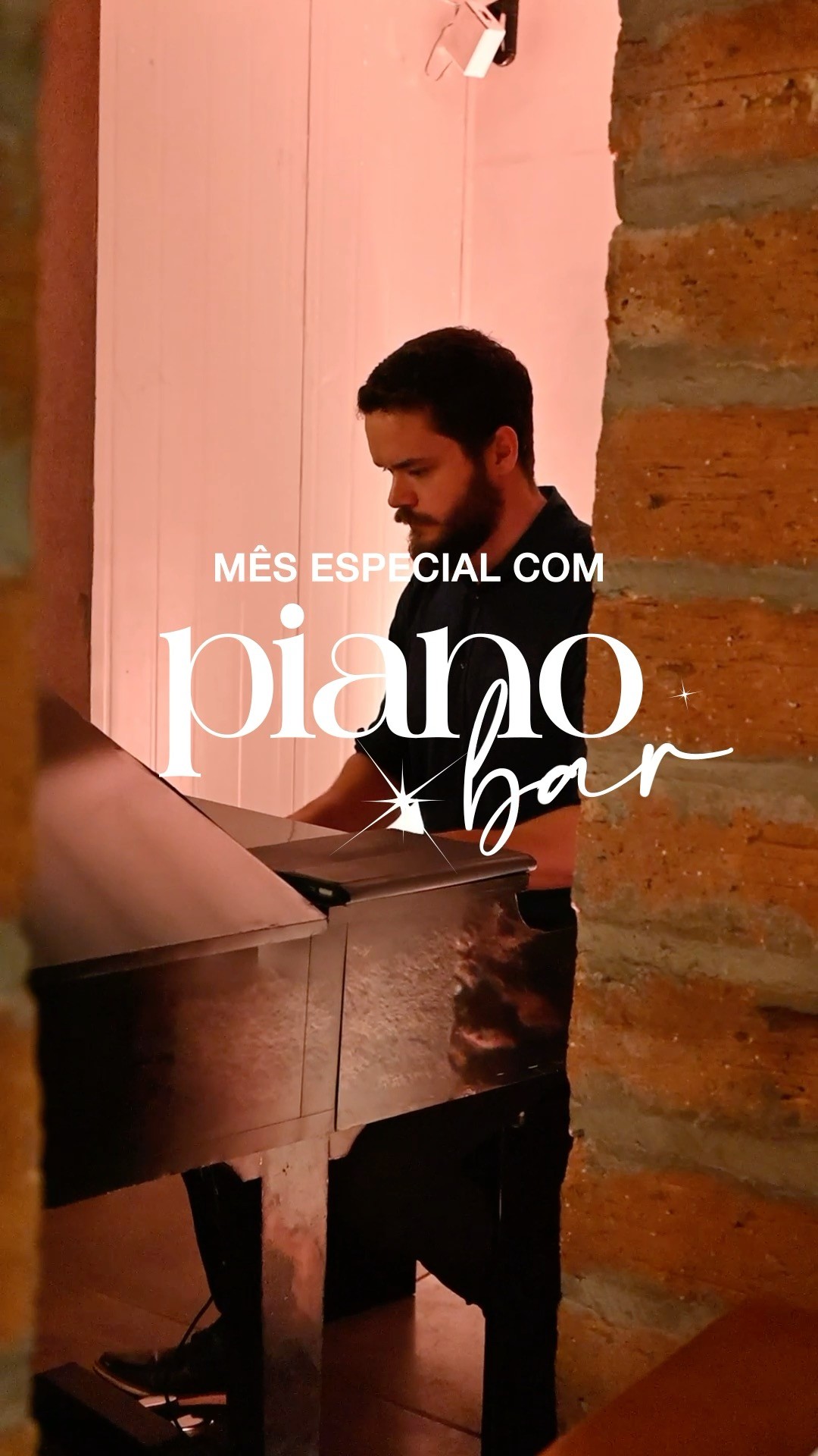 O som do piano preenche a noite, o jantar ganha outro ritmo e o tempo parece desacelerar. De domingo a quarta, viva essa experiência na Villa: um mês inteiro de música e momentos especiais!