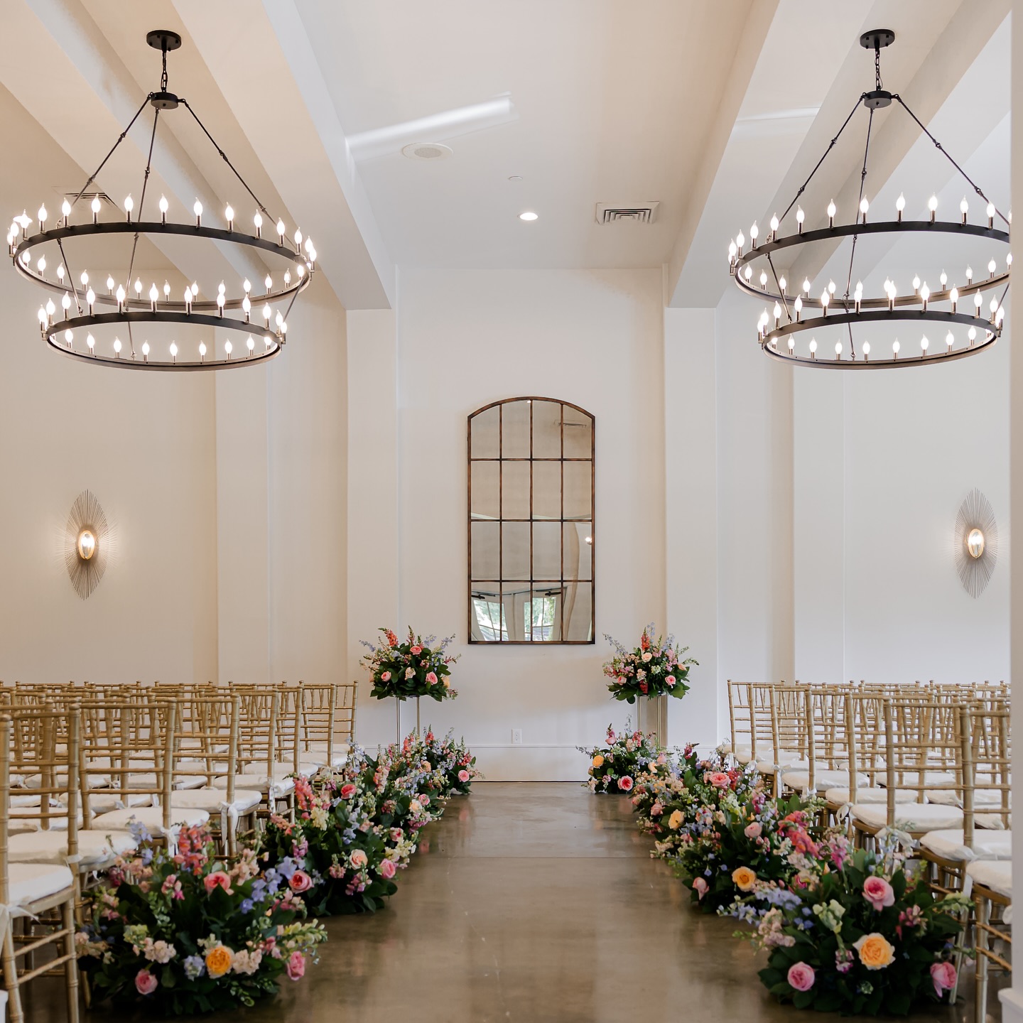 A rainy May weekend storm may have changed our plans, but when your backup ceremony design is this good, it’s a win!
Stunning florals by the talented @jamiefairmanfloraldesign