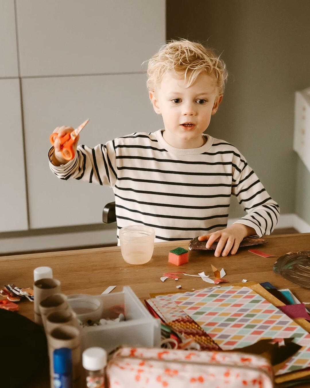 Foto’s van het echte leven. Dat is waar mijn Echt Thuis-sessies voor staan.
Sinds ik zelf mama ben, voel ik nog sterker hoe waardevol foto’s zijn. Foto’s van de kindjes die elke dag een beetje veranderen. En juist ook van de momenten die zo snel voorbij lijken te gaan.
Tastbare herinneringen aan de tijd die was. Aan het leven dat nu alweer een beetje anders is.
Niet om vast te houden aan wat was, maar om dankbaar te zijn voor alles wat is geweest 🤍
Welke gewone momenten van jullie dag zou jij voor altijd tastbaar willen maken? Laat het me weten in de reacties ✨