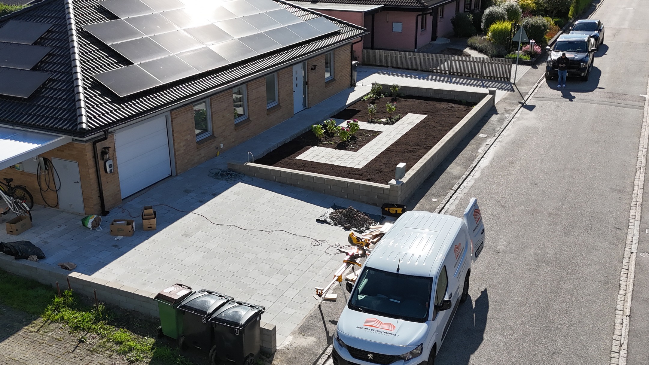 En solig höstdag passade vi på att lyfta drönaren och fånga detta fina projekt från ovan. Här ser ni en uppfart som har förvandlats av Öresunds Byggentreprenad. Till nästa sommar kompletteras helheten med stilfull plantering och en inbjudande entré.
Vi på Öresunds Byggentreprenad brinner för gediget hantverk och hjälper till med allt inom bygg och renovering – alltid med känsla för kvalitet och detaljer.
www.oresundsbyggentreprenad.se
#bygg #renovering #stenhus #klassiskhus #byggahus #badrum #köksrenovering