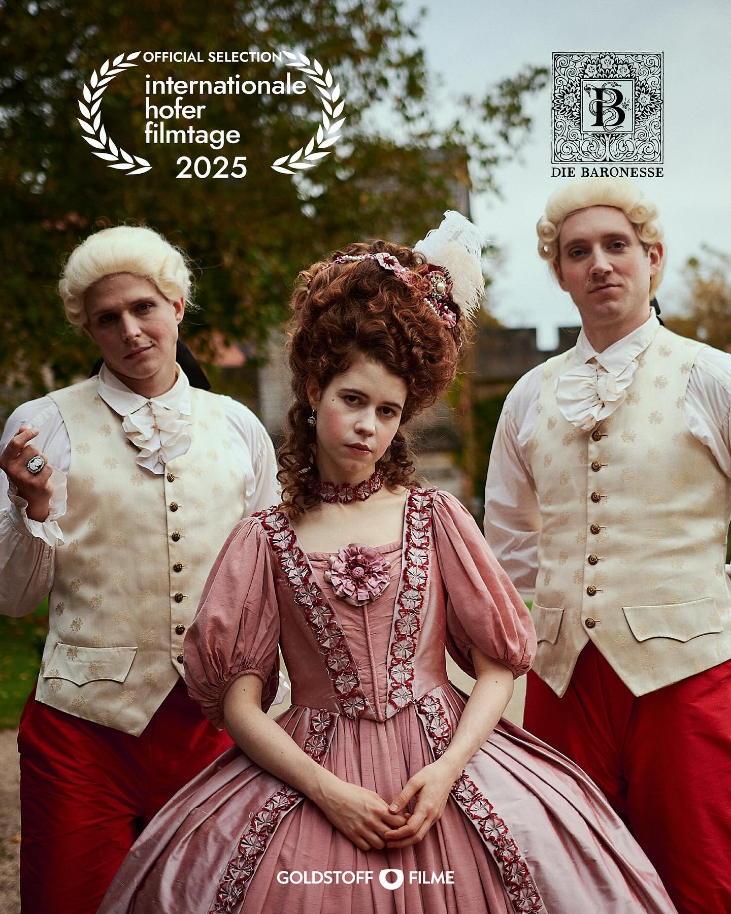 Schauermärchen trifft Kostüm-Komödie trifft Gender Studies. DIE BARONESSE, geschrieben von unserem @mathis_v_d_b, feiert nächste Woche Premiere auf den @hoferfilmtage. Damit ist es nicht der erste, nicht der zweite und auch nicht der dritte von ihm (mit-)geschriebene Kurzfilm, der auf dem Festival debütiert. „Ein Kleiner Schnitt“ (2020), „Borzaya“ (2021) und „Coup de Grâce“ (2024) feierten nämlich auch schon hier ihre (Deutschland-)Premieren. Normalerweise würden wir sagen, das macht Mathis zum King of Hof - aber Baron würde in diesem Fall wohl besser passen. 👑
Regie @lorei_m
Drehbuch @mathis_v_d_b
Produktion @goldstoff_filme @lotteruffilms @luisa.kauer #felixgeorg
DOP @henningwirtz_dp
Kostüm @emily__schumann
Maske @makeupandhair.carlottacecile
Schnitt @yana.jana__
Sound wonkasound
Musik @unmenge_bild
Setfotografie @_abbyll
Cast @ash_is_burning @gisaflake @kathiangerer_official @merlin__rose @wolfdannyhomann @fabianolte @franz_paetzold