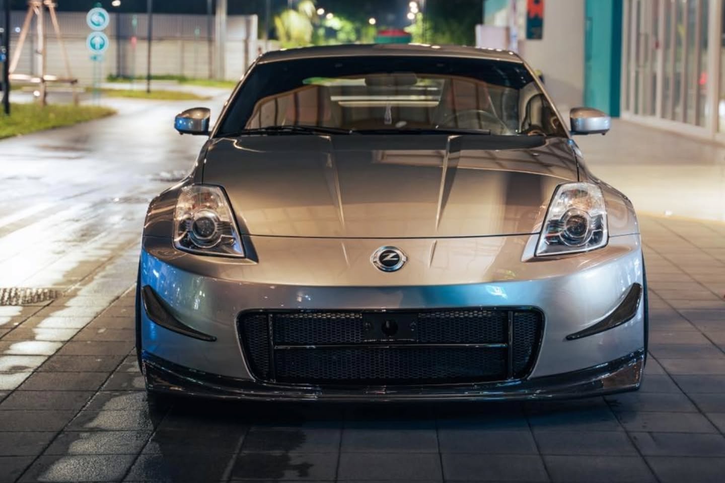 KevMannz CF seats V2 with red Alcantara padding + plug&play rails and slider kit for Nissan Fairlady 350Z.