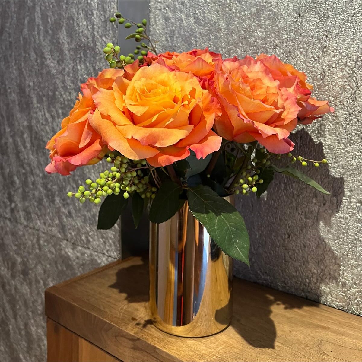 As the city turns to rain, a home in bloom becomes essential. Discover our favorite autumnal-toned bouquets đ #flowerpower