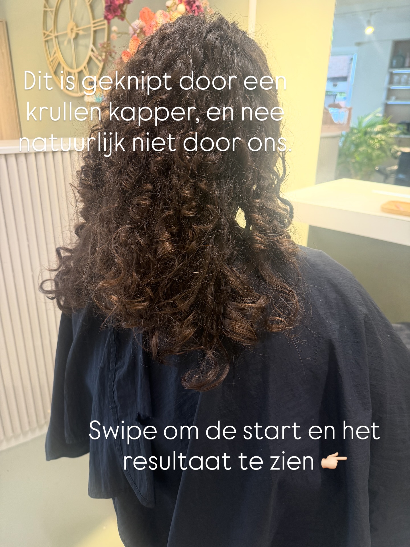 Ik had gehoopt het niet mee te maken, maar helaas gebeurt het toch vaker dan gehoopt. Kappers die zeggen dat ze krullenkappers zijn, en iemand helemaal verknippen.
Ik ben ook geïnspireerd door @curlsbybleach haar post van een tijdje terug. Ik weet dat ik het zag en niet kon geloven wat ik las, maar helaas maakte we het zelf mee afgelopen week.
Deze lieve dame was er gelukkig heel rustig onder, maar toen ze me vertelde dat ze voor een big chop bij een krullenkapper was geweest, wist ik niet wat ik hoorde.
Ik heb alles met haar doorgenomen en we hebben samen een plan gemaakt. Dit betekende helaas wel dat we die lange pieken aan de zijkant, die haar haar lengte gaf, weg moesten knippen, om het mooi door te laten groeien.
We hebben nu een prachtige shaping en kunnen vanaf hier goed verder! ❤️
#krullenkapperfail #krullenkapper #curlyhairdresser #krullenknippen #verknipt