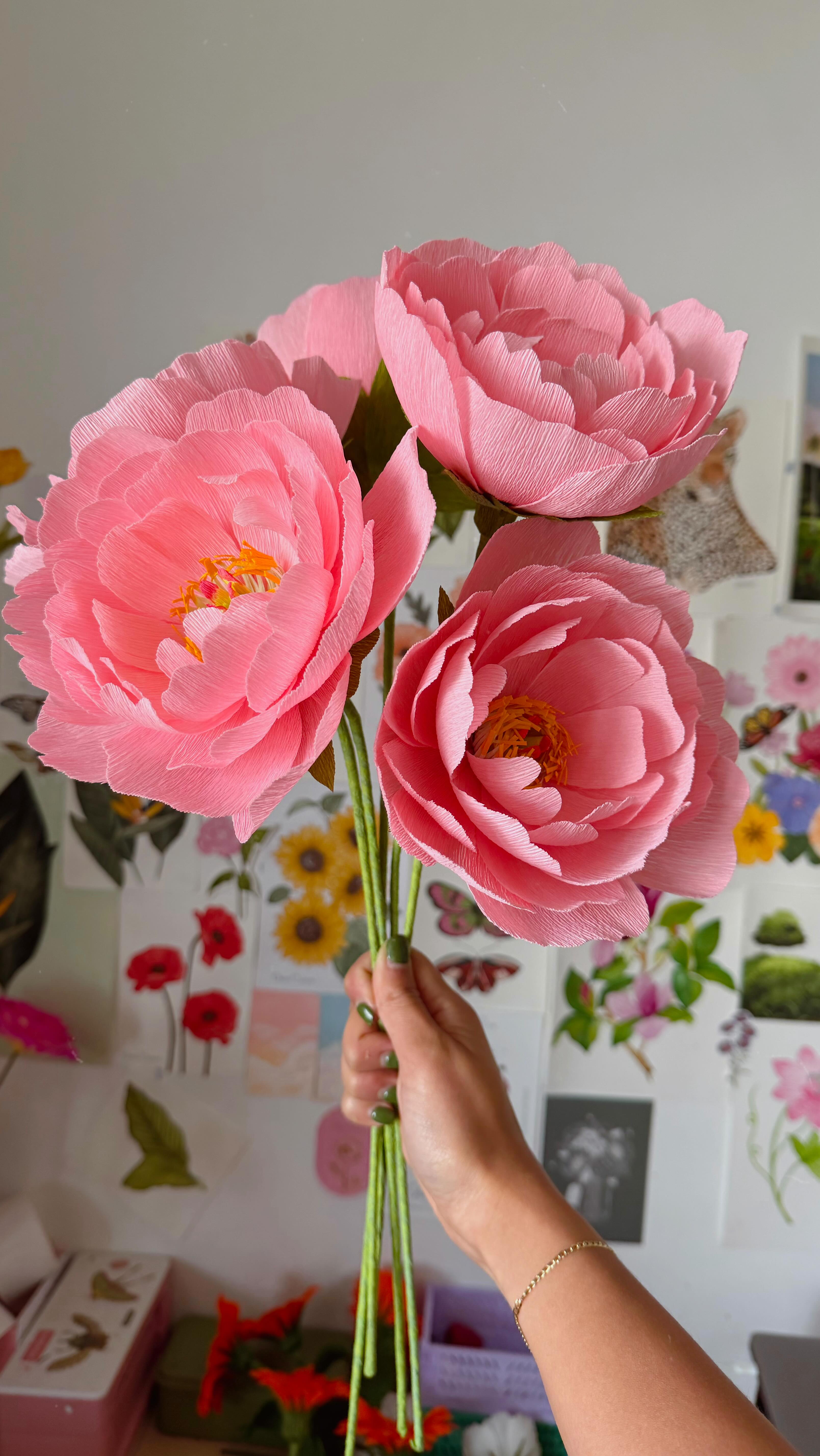 Paper peony! I’ve been making so many of these lately — they’ve become one of my favourites to create 🌸
#paperflowers #crepepaperflower #floritastudio #paperpeony