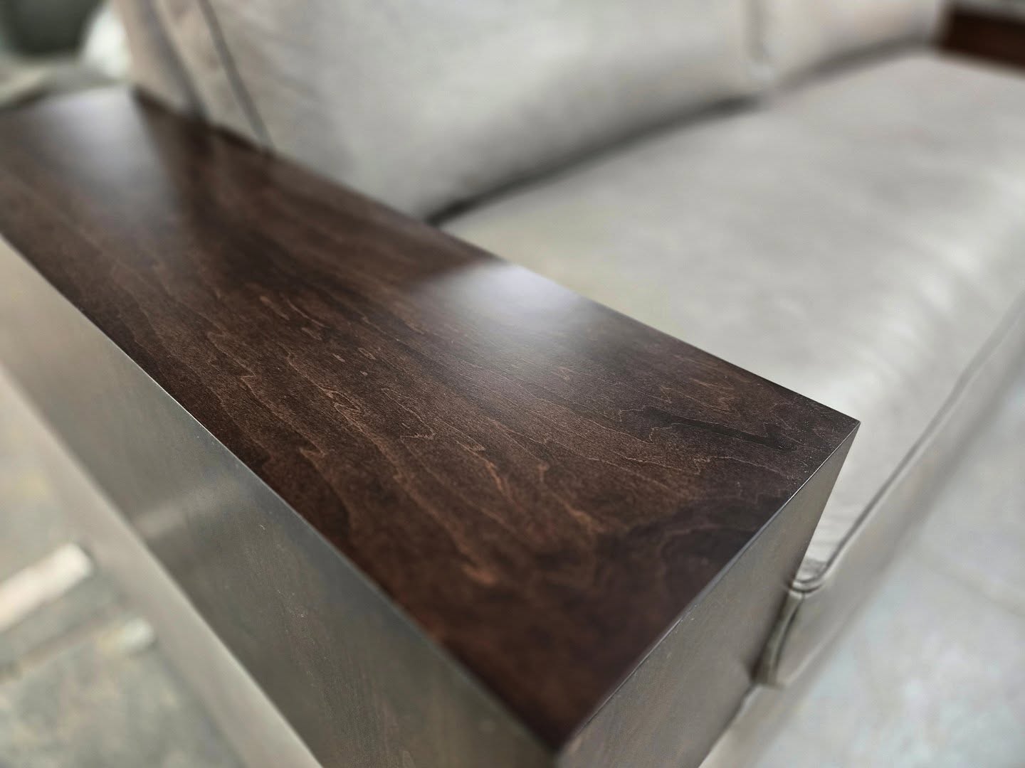 Box arm sofa, but make it FASHUN. 💃🏼
A relatively simple detail on a simple sofa that changes and elevates the entire look.
Bonus: say goodbye to the balancing act of sofa arm wineglass teeter totter. Girl dinner space for dayyyyyys 🙌🏼
.
.
.
#custominterior #custommade #customfurnituredesign #customfurniture #customsofa #customupholstery #interiorinspo #interiordesign #nyinteriordesign #nyinteriordesigner #njinteriordesign #philadelphiainteriordesign #phillyinteriordesign #nycinteriordesign #bucksinteriordesign