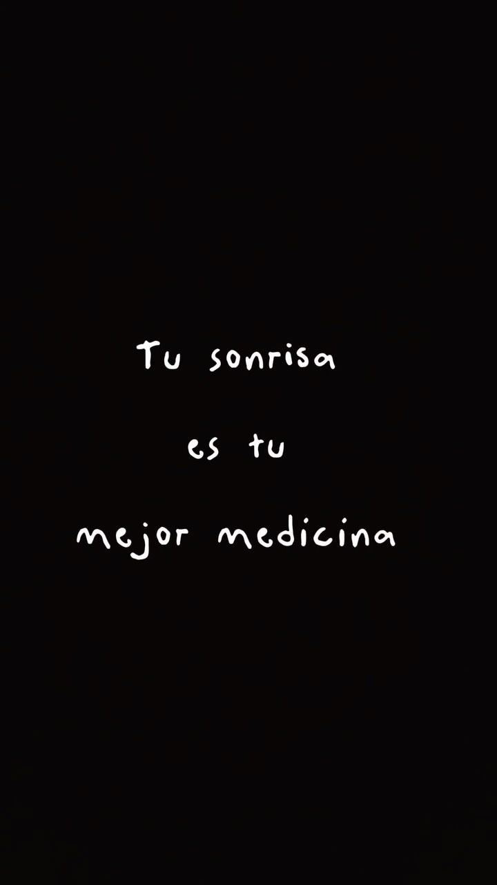 Ayurveda enseña que la salud no solo viene de lo que comes, sino también de lo que sientes. La sonrisa😃😄es un tónico rejuvenecedor que fortalece tu energía vital (ojas), balancea tus hormonas⚖️y nutre tu mente, es así que cuando sonríes desde el corazón, activas la energía de ojas, la fuerza vital que sostiene tus hormonas, tu piel y tu calma interior.⚡️
Cada vez que sonríes🤩le estás diciendo a tu cuerpo que estás a salvo y que puedes brillar…, sonríe más!!! No por lo que pasa afuera, sino por lo que florece adentro🌸🌷🌻.
Hoy te invito a practicar “la sonrisa consiente”que es una sonrisa que sana desde adentro.
🌿Sonríe por lo que sientes, no por lo que aparentas y acuérdate que tu sonrisa también es medicina!!!😀💊.
Cuéntame en comentarios Hace cuanto no sonríes para ti? #ayurveda #vidaayurvedica #nutrición #nutrition #salud #saludholistica #bienestar #wellness #selfcare #autocuidado #amor #love #amorpropio #equilíbrio #menopausia #perimenopausia #fyp