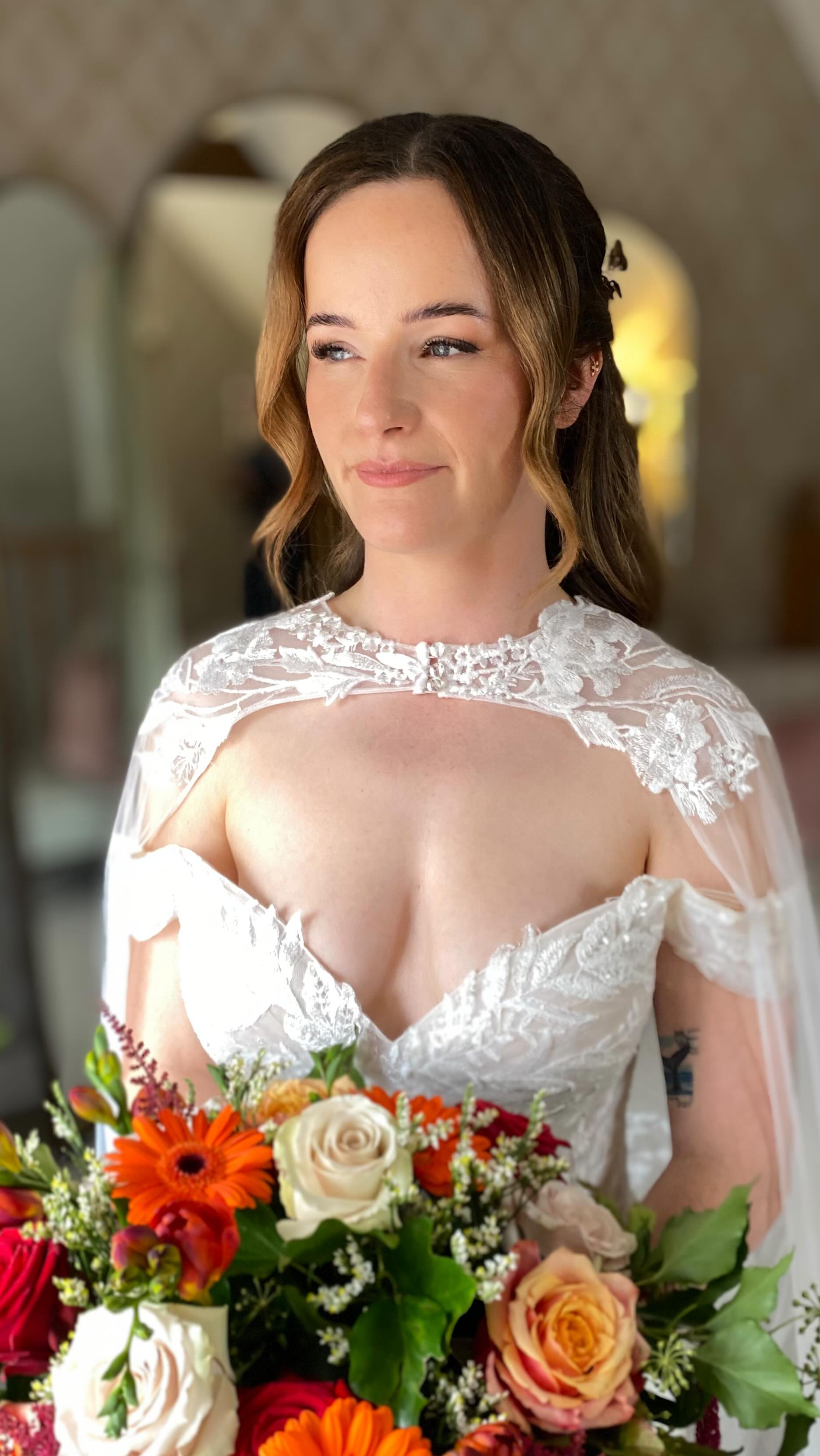 Kayleigh 🤍
What bridal dreams are made of 😍
We had the loveliest morning with Kayleigh and her girls at beautiful @bassmeadmanorbarns on Friday. The most chilled happy bride glowing from start to finish and looking so gorgeous in her dress and THAT cape from @birdcagebridalboutiquewgc 😍. Paired with the most stunning autumnal flowers from @the_flowerpotuk 💐🧡🤎 Loving all the autumn palettes at the moment 🥰
For her hair we leaned into her natural beach waves styled into a half up complimenting her fresh and radiant makeup by @facesbylucymae.
Bridal goals right here ✨🤍
Bride @kayleighrvn
Bride Hair @charlotteheather_bridalhair
Bridal Party Hair @leggybirdhair
Makeup @facesbylucymae
Dress & cape @birdcagebridalboutiquewgc
Flowers @the_flowerpotuk
Venue @bassmeadmanorbarns
So excited to see the photos and video by @michelle_white_photography & @keanboothweddingfilms
.
.
.
.
.
.
#bassmeadmanorbarnswedding #bridetobe #autumnalwedding #autumnbride #halfuphalfdownhairstyle #stneotswedding #weddinghair #weddinghairstylist #cambridgeshireweddings #bedfordwedding #bedfordshirewedding #weddinghairbedford #weddinghairstamford #stamfordhairstylist #lincolnshireweddings #rutlandwedding #lincolnshireweddings #stamfordbride #leicesterwedding #weddinghairleicester #weddinghairleicestershire #stamford #rutland #weddinghairpeterborough #peterborough