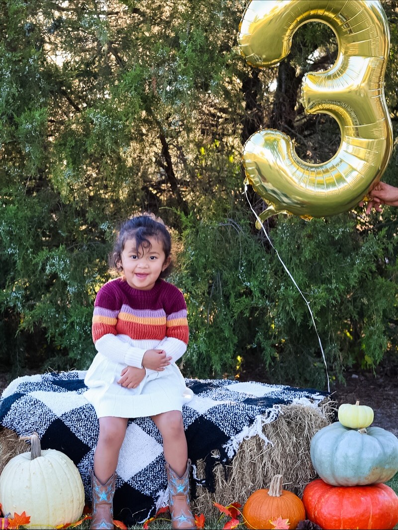 I had such a sweet time during this family’s fall mini session, and their sweet girl is turning 3!! 🎃🍁🍂🧡