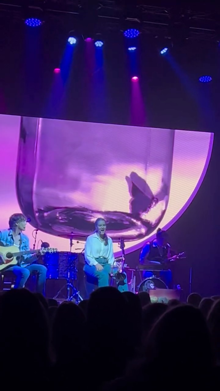 Aaahh, wie gerne ich „FREDDIE - die Mundartshow“ spiele!
12x haben wir es nochmals aufgeführt im Rahmen der #Mercitour 100 Jahre Migros im #daszelt und gestern war die Derniére in Aarau! Daaanke vielmals euch
allen!
Und schon bald geht es weiter mit dem @secondhandorchestra : Diesen Herbst gibt es eine Zugabe-Tour von „LOVE - das Mundart-ABBA-Tribute“. 19.11.25 - 20.12.25
Zuvor tauche ich aber noch ab in die eigene Songwritingwelt! Ich hab 12 Songskizzen und bin schon sehr aufgeregt auf die Studiosession nächste Woche.