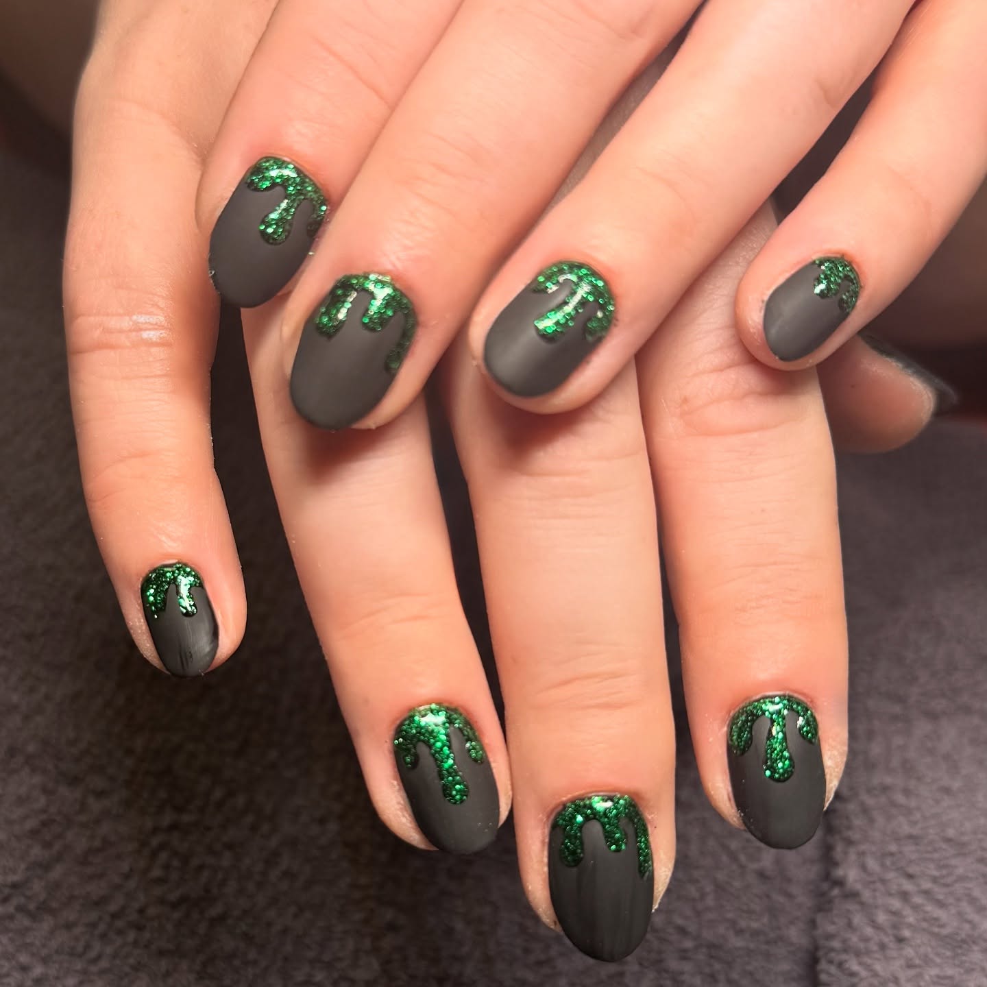 It’s spooky season, ghouls! Time to book your Halloween nails!
👻🎃