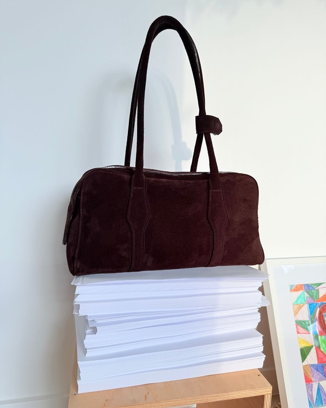 Nowa Bowling Bag od KULIK – miękki zamsz, głęboki czekoladowy brąz i kształt, który przyciąga spojrzenia.
Klasyka w nowym wydaniu – miękka, ale z charakterem.
Taka torba, którą po prostu chce się nosić codziennie.
Dopiero pojawiła się w sklepie, a już stała się bestsellerem.