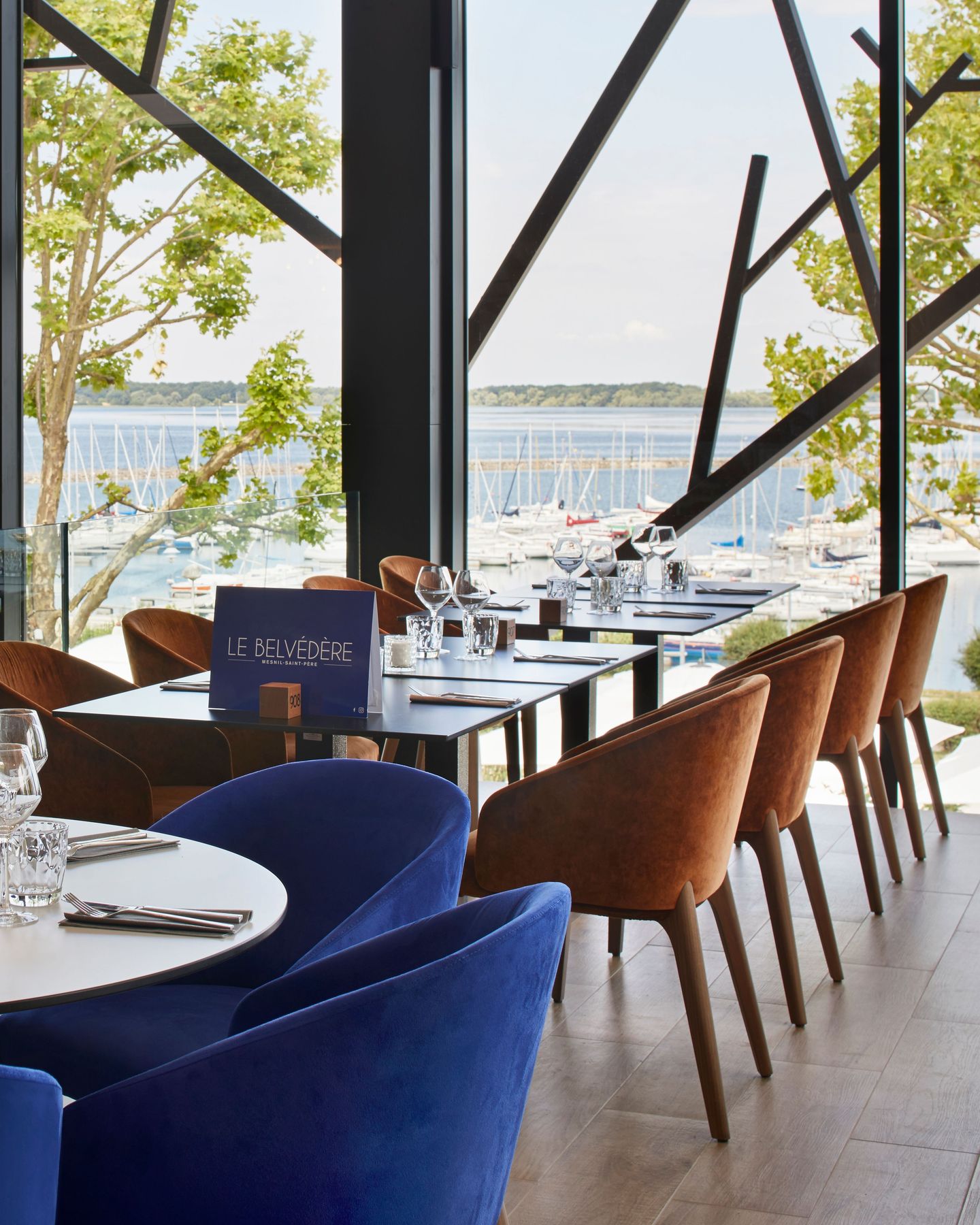 Prenez de la hauteur en mezzanine et laissez-vous séduire par une vue imprenable sur le lac. Un décor unique pour un repas tout en sérénité 💫