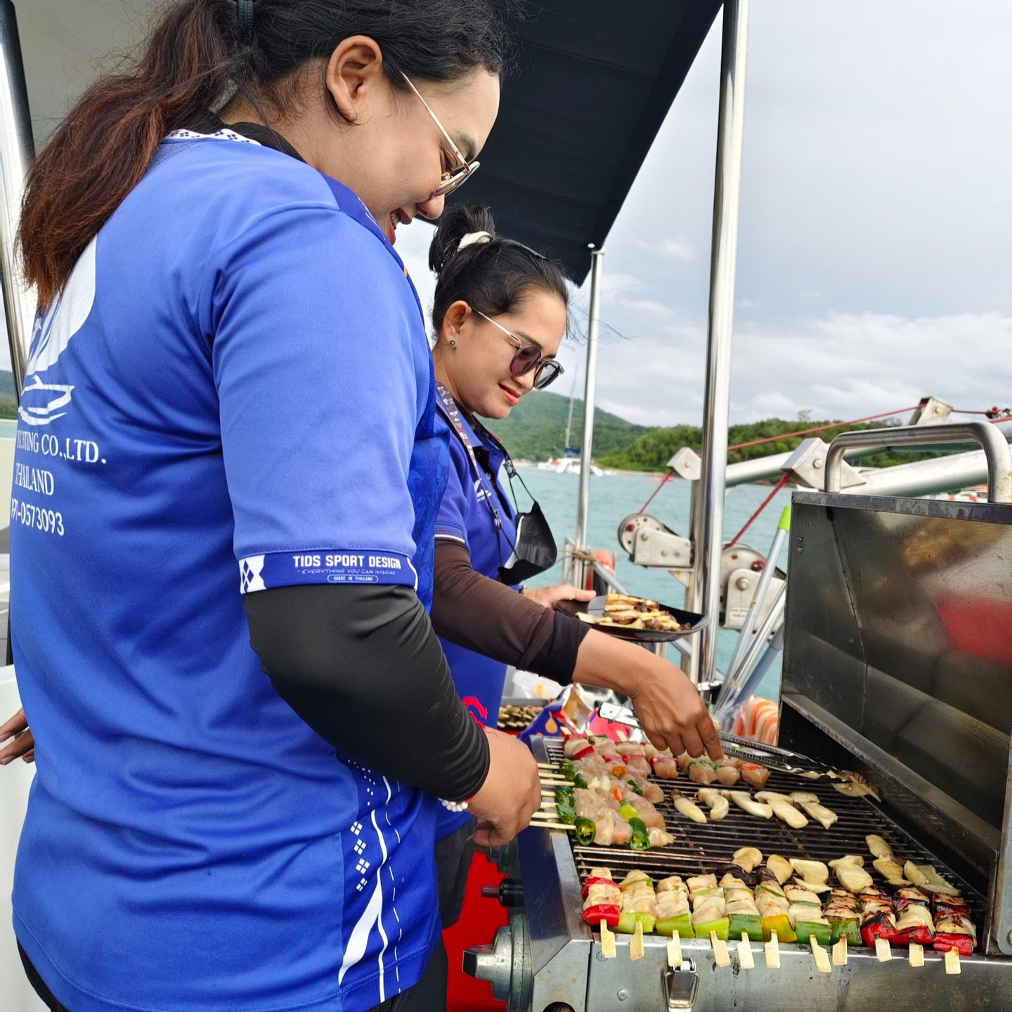 Yum... Yum... BBQ!🔥🎊
Savor a delicious, complimentary barbecue, freshly grilled right on the boat.
Recharge after an exciting day of water activities.