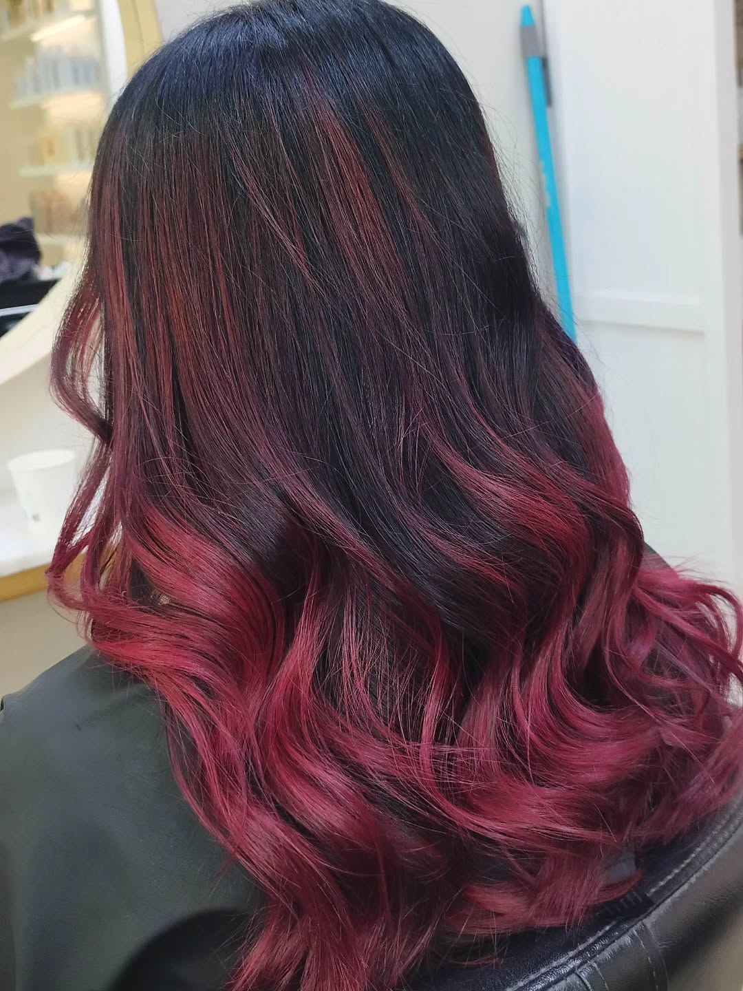 Un joli dégradé de rouge 🍒Une couleur vive et gourmande pleine de Pep's aux couleurs de saison pour raviver votre chevelure 😍
C'est chez L'esprit Coiffure
18, rue Victor Hugo
62950 Noyelles godault
03.21.76.13.60
Réservation en ligne? C'est par ici 👇👇👇👇
www.espritcoiffure.fr