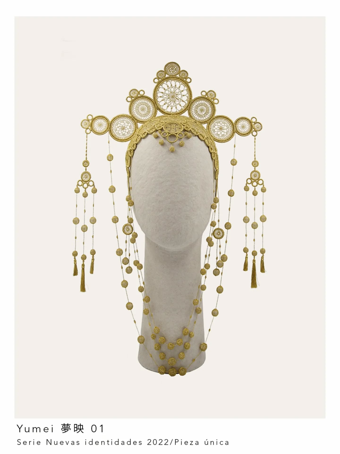 Yumei (夢映)
Una de las dos piezas seleccionadas para el stand de @fundesarte comisariado por @labois_studio en @contemporaniabarcelona
Forma parte la serie “Nuevas identidades” , ocho piezas que como un hilo sin fin, entrelazan pasado y presente, uniendo tradición y contemporaneidad.
Yumei es la coronación de lo femenino, un homenaje al ganchillo que visibiliza su trabajo artesanal, su valor cultural y la su herencia generacional.
#luxurycraftsmanship #altaartesania
#contemporarycraftsmanship
#contemporaniabarcelona2025