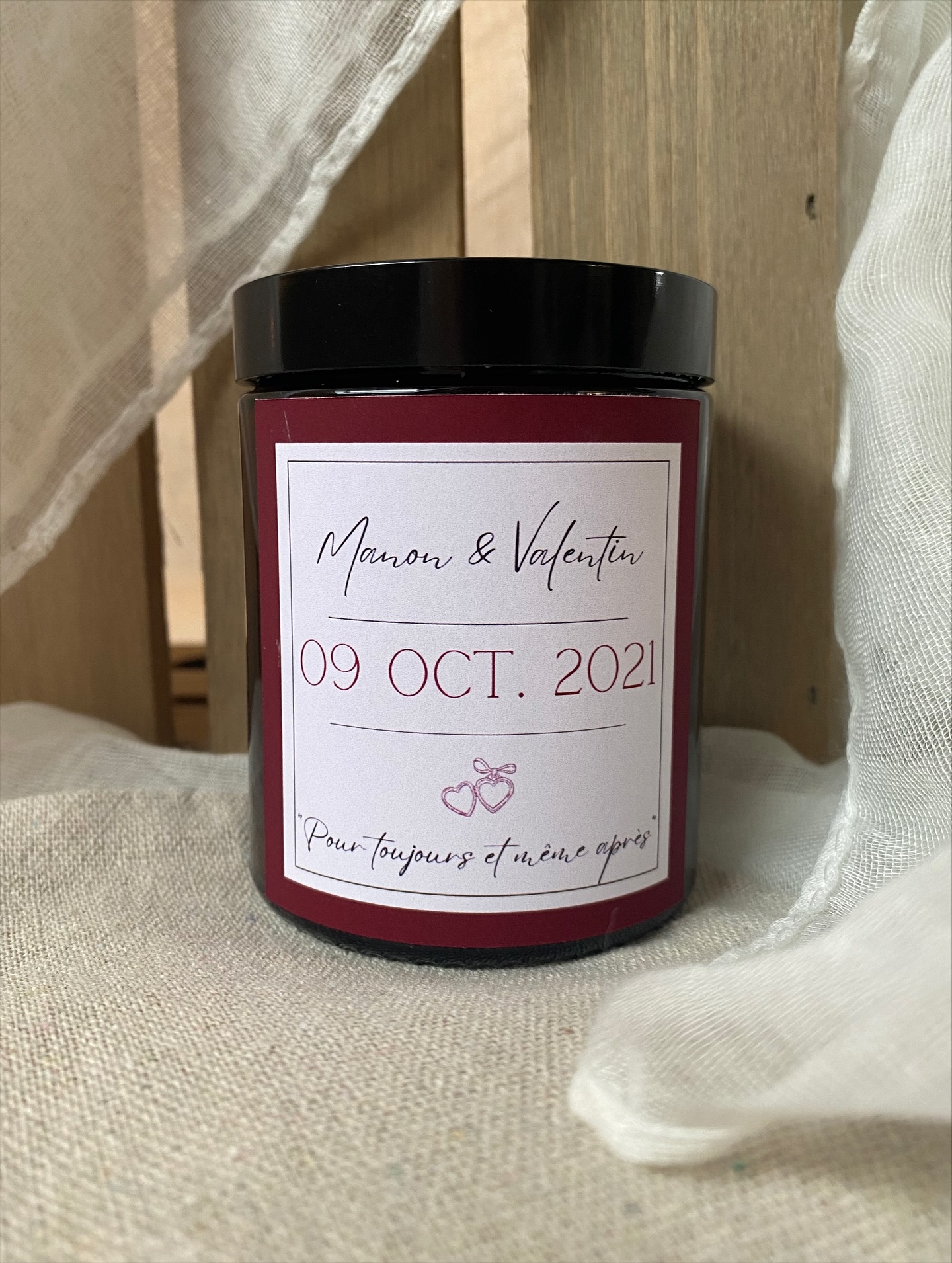 — pour toujours et même après — ✨
On célèbre l’Amour aujourd’hui avec la commande de ma cliente ! Réalisée pour les 4 ans de mariage du couple : soit les noces de cire ✨
Elle souhaitait pour son mari, quelque chose de masculin, dans les ton bordeau, cuir et ambré; tout en gardant de la douceur et du romantisme. ❤️
Je suis partie sur un contenant ambré, une police d’écriture simple et élégante et un contour bordeau, repris dans le design de la suspension parfumée elle aussi au parfum bois de oud. 🍂
J’ai eu un retour plus que positif de sa part, et comme quoi, même ces messieurs peuvent se voir offrir de jolis cadeaux en cire. 😍
Que penses tu de cette idée pour des noces de cire ? 🕯️
#bougies #bougieparfumee #bougiesparfumées #parfumdequalité #parfumdegrasse #grasse #artisan #artisanat #artisanatfrancais🇫🇷 #artisanatlocaldequalité #lorraine #artisanatlorrain #nocedecire #nocesdecire #4ansmariage #mariage #amour #suspension #suspensionparfumée #metz #talange