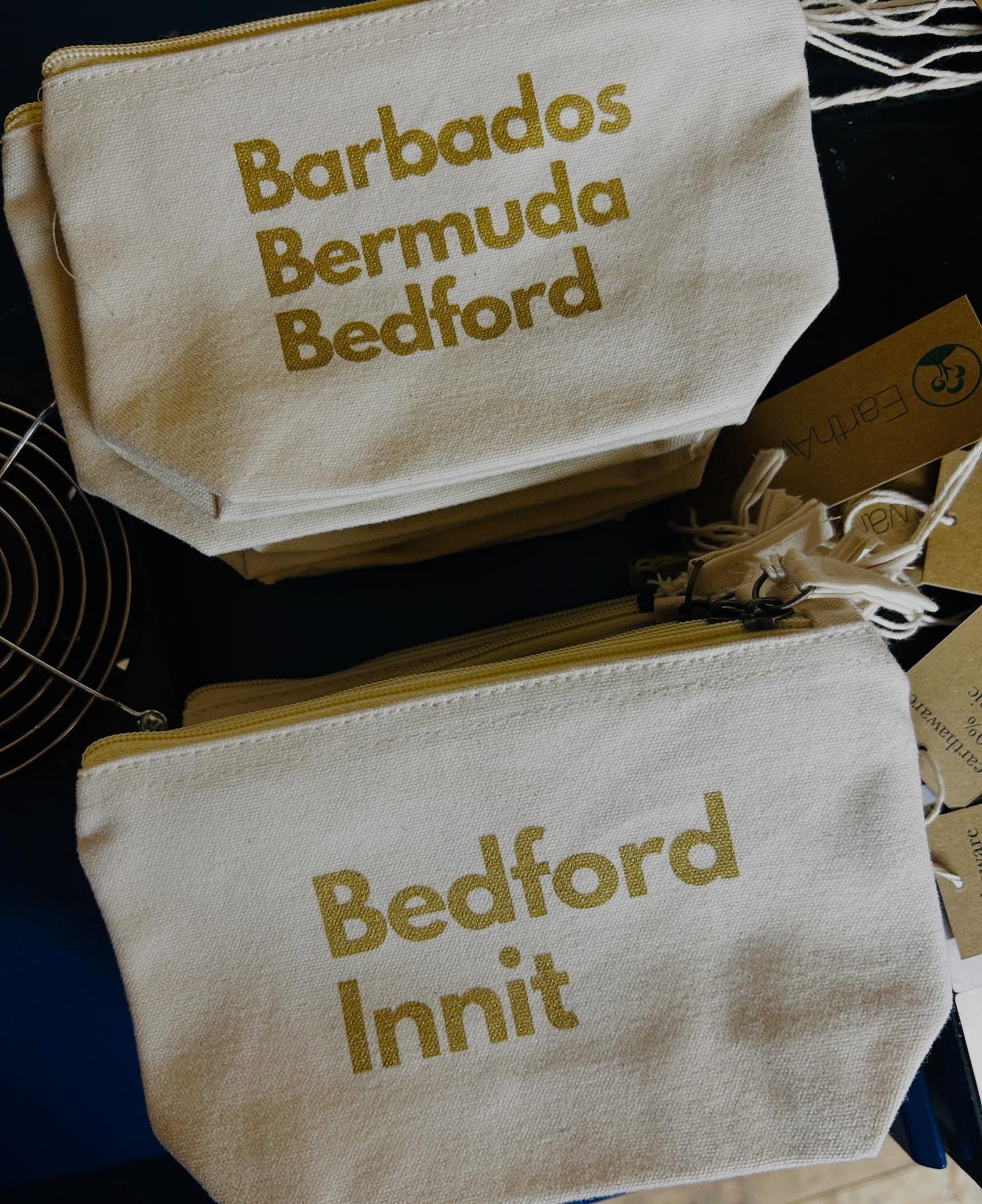 Some new little zipper bags for @thearcbedford
———-
Water based @permaset_aqua inks on 100% cotton canvas bags.
———-
#screenprint #screenprintinguk #brandedmerch #branding #bedfordindie #printedmerch