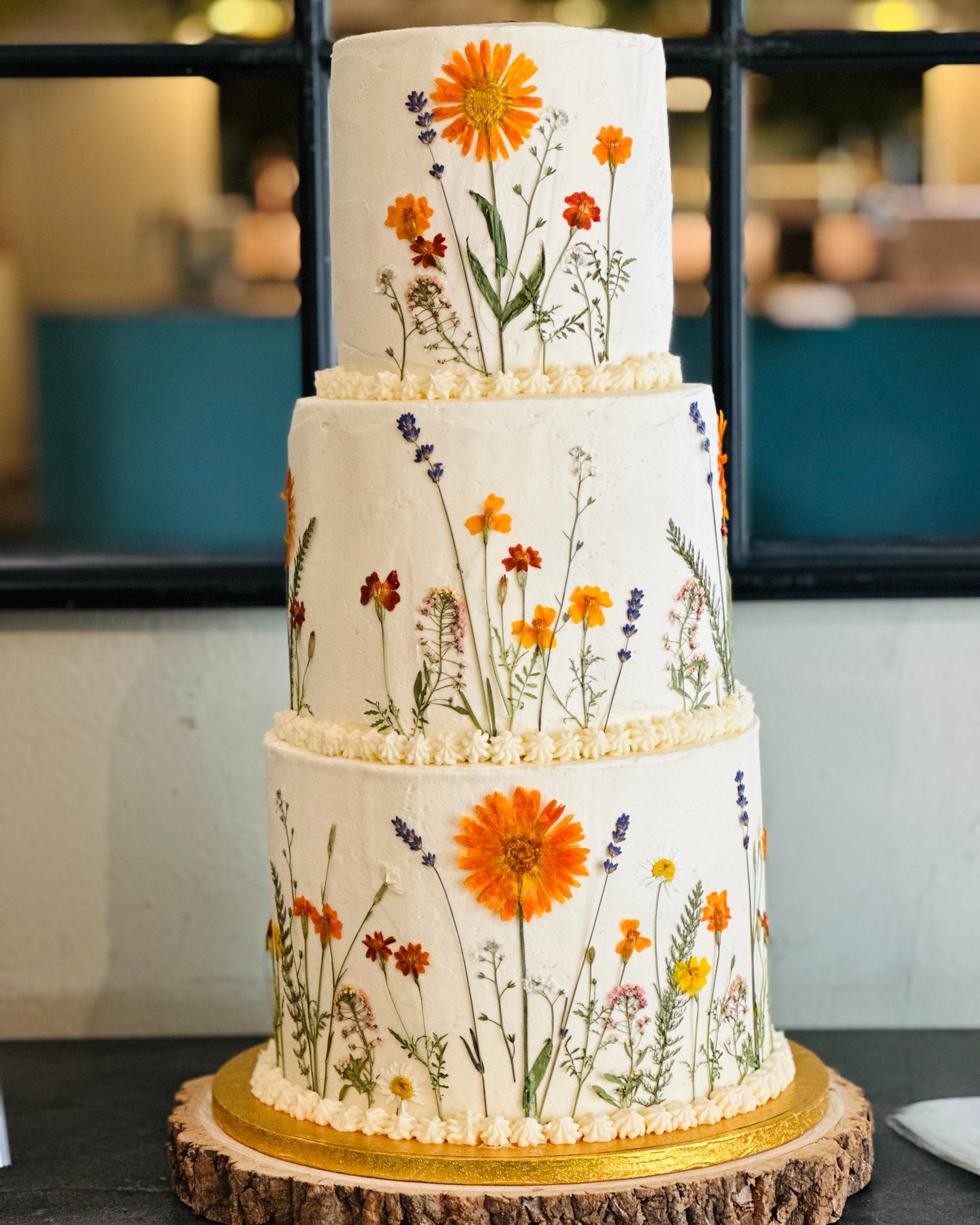 🍂Three Tiers of Pure Autumn Magic🍂
Adorned with pressed marigold, lavender and striking orange calendula flowers for a natural, gathered-from-the-garden arrangement.
Created by home baker @karenr9866, who said she 'just had a go' and ended up crafting the most elegant cake to celebrate @ffionribbons' wedding. Congratulations to all. 🧡
#edibleflowers
#pressededibleflowers
#elegantweddingcakes
#autumnvibes
#autumnwedding
#homebaker
#homebaking
#weddingcakeideas