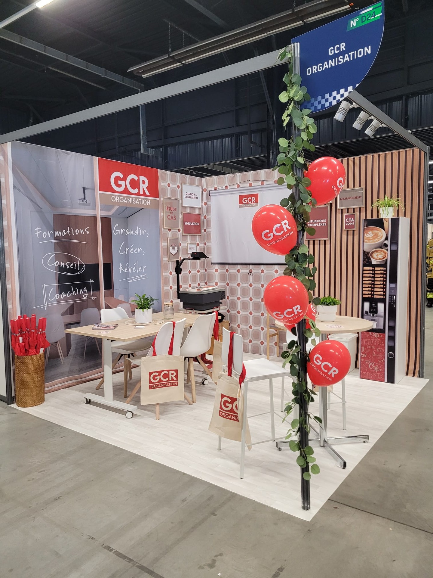 Retour en images sur le 131ᵉ Congrès National des Sapeurs-Pompiers de France 🚒
Trois jours intenses, riches en rencontres, échanges et partages d’expériences autour des enjeux essentiels de la formation, de la transmission des savoirs et du développement des compétences au sein des SDIS.
Un immense merci à toutes celles et ceux — professionnels, volontaires, partenaires et institutions — qui ont pris le temps de venir nous rencontrer et d’échanger sur notre stand 🙏
Et bien sûr, un grand merci à Alexia, Véronique, Adeline, Karen, Blandine, Arthur, Lionel, Olivier, Frédéric L., Frédéric P., etc. pour leur énergie, leur rigueur et leur bonne humeur tout au long de la préparation et de la tenue du stand.
Merci également à l’agence @Lcom pour son accompagnement précieux avant l’événement, ainsi que pour son aide lors du montage et du démontage du stand.
Merci au Mans, à la FNSPF et à tous les acteurs du congrès pour cette édition exceptionnelle !
Nous repartons pleinement inspirés et motivés, avec des projets plein la tête, convaincus plus que jamais de l’importance de la formation dans le renforcement des savoir-faire et savoir-être au service de la sécurité.
#CNSPF2025 #congrèspompiers2025 #sapeurspompiers #LeMans2025 #FNSPF #SDIS #formation #transmission #compétences #sécuritécivile #PréventionIncendie #gestiondecrise #innovation #gcrorganisation #équipes #engagement #lcom #teamwork